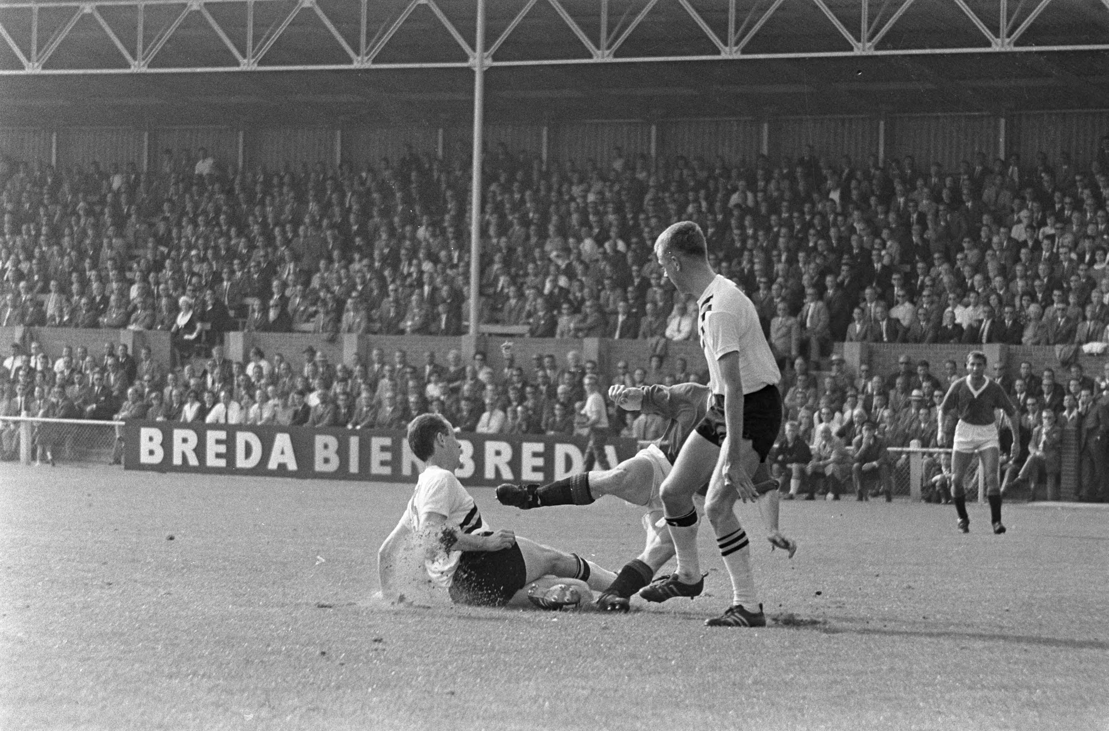 Voetbalwedstrijd tussen NAC en ADO te Breda — Spelmoment — Foto: Fotograaf Onbekend / Anefo. Licentie: Set B: Rechtenvrij / Publiek Domein. Bron: Nationaal Archief. http://hdl.handle.net/10648/aafc2c56-d0b4-102d-bcf8-003048976d84