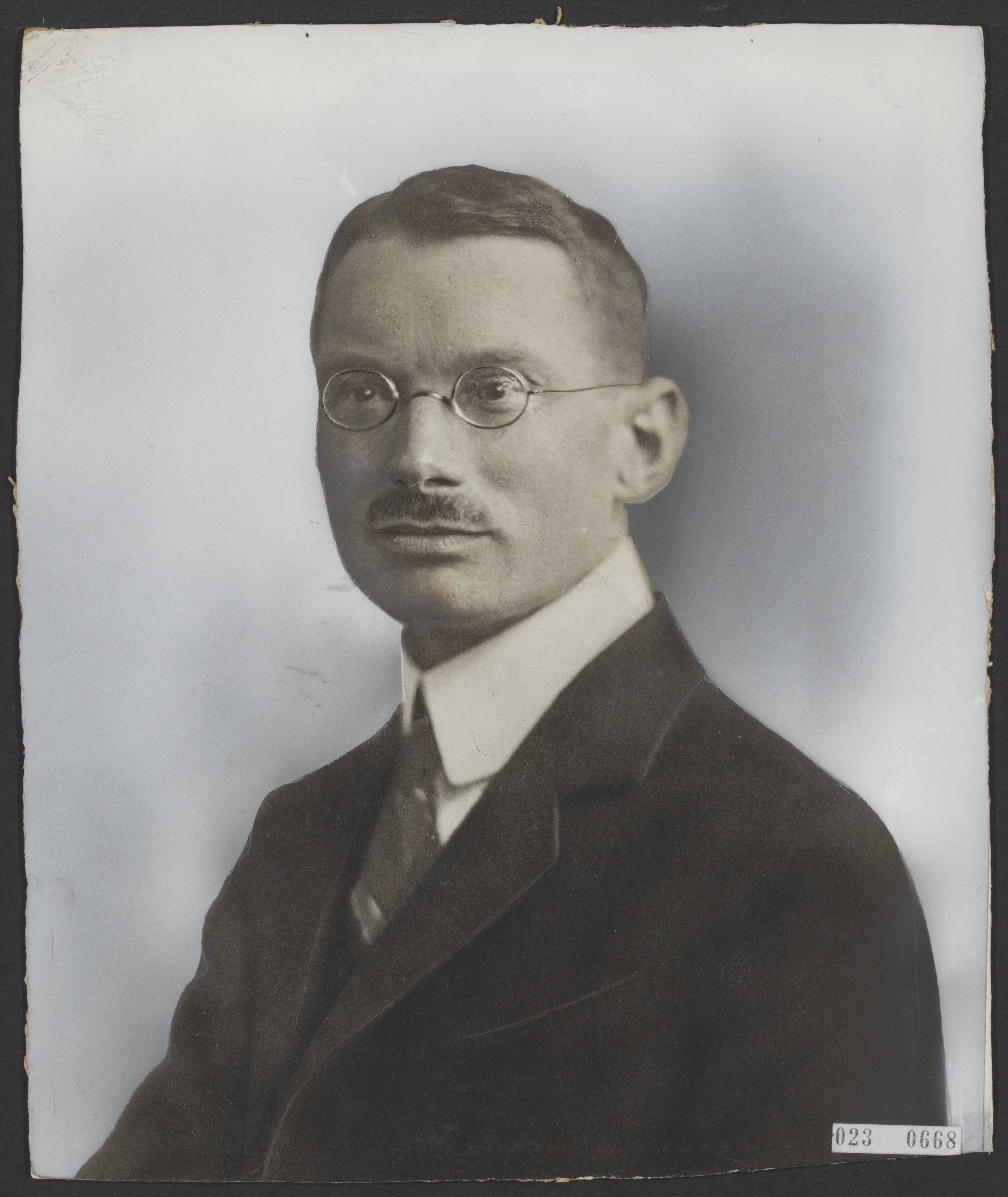Fotocollectie Elsevier Binnenland — Prof. dr. Böhl, hoogleraar aan de Rijksuniversiteit Groningen — Foto: Onbekend / Publiek Domein of Rechtenvrij. Licentie: Set B: Rechtenvrij / Publiek Domein. Bron: Nationaal Archief. http://hdl.handle.net/10648/add53058-d0b4-102d-bcf8-003048976d84