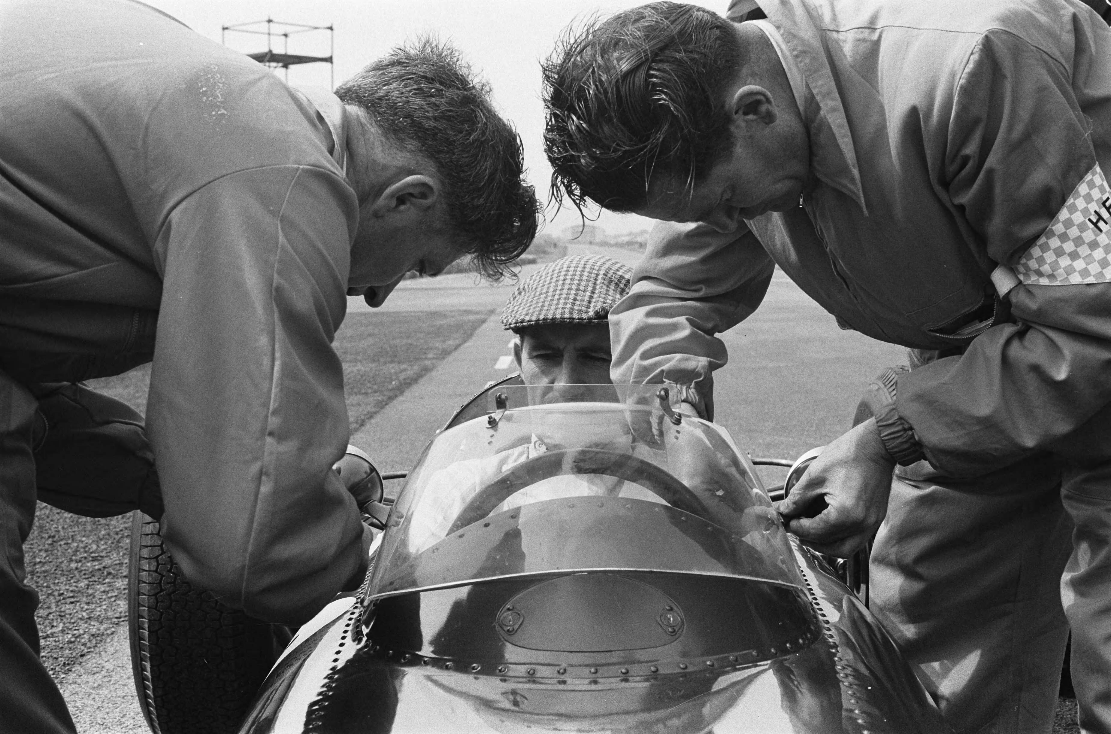 Fotocollectie Anefo — Grand Prix te Zandvoort. Voor de start — Foto: Pot, Harry / Anefo. Licentie: Set B: Rechtenvrij / Publiek Domein. Bron: Nationaal Archief. http://hdl.handle.net/10648/aa3bf2ba-d0b4-102d-bcf8-003048976d84