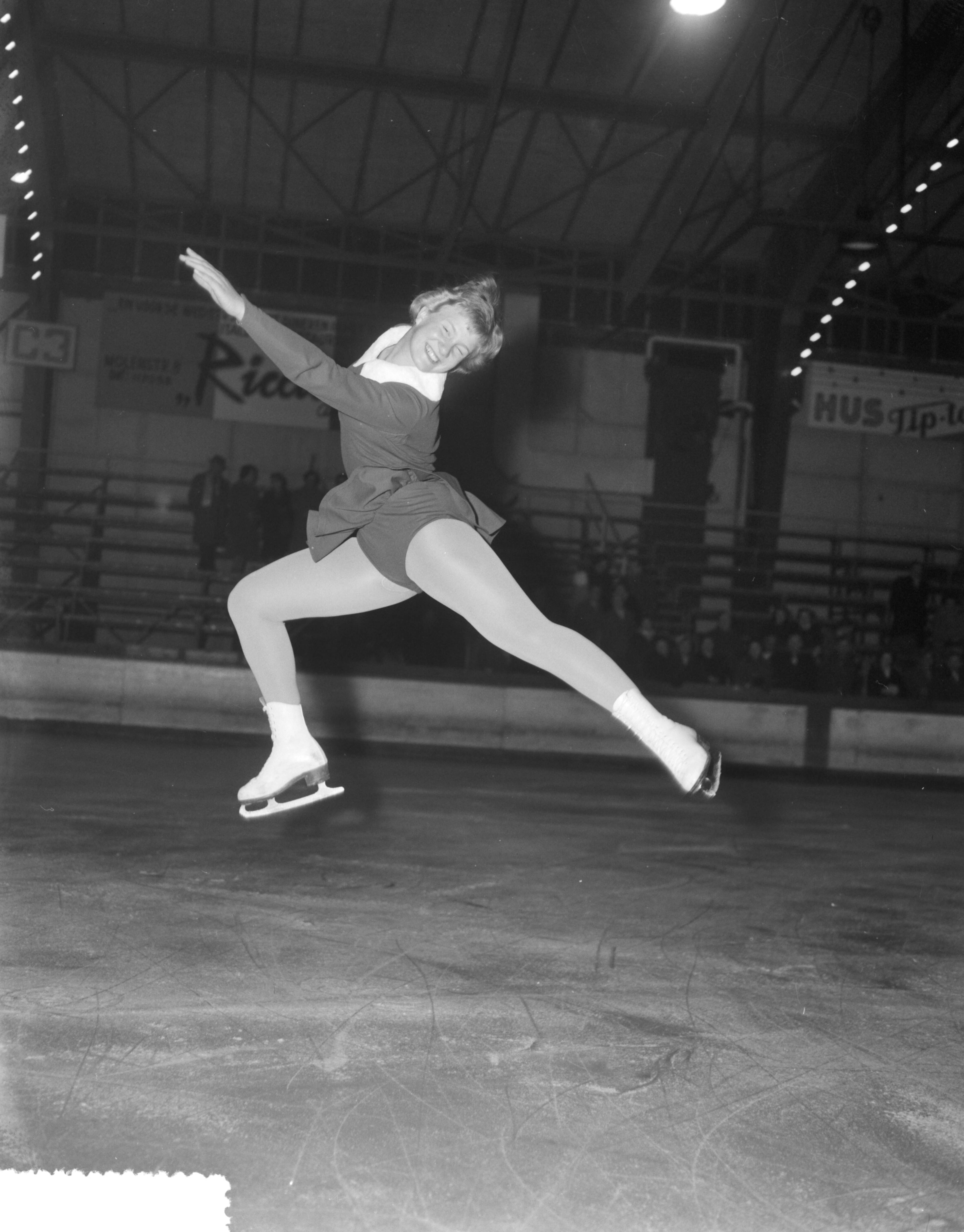 Fotocollectie Anefo — Nationale kampioenschappen kunstrijden op de schaats op de Hokij te Den Haag. Sjoukje Dijkstra in actie — Foto: Rossem, Wim van / Anefo. Licentie: Set B: Rechtenvrij / Publiek Domein. Bron: Nationaal Archief. http://hdl.handle.net/10648/a98faf5a-d0b4-102d-bcf8-003048976d84