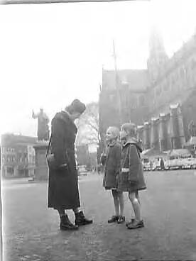 Fotocollectie Anefo — Eerste vrouwelijke politieagente mej. C. de Wit te Haarlem — Foto: Pot, Harry / Anefo. Licentie: Set B: Rechtenvrij / Publiek Domein. Bron: Nationaal Archief. http://hdl.handle.net/10648/a9730e5e-d0b4-102d-bcf8-003048976d84