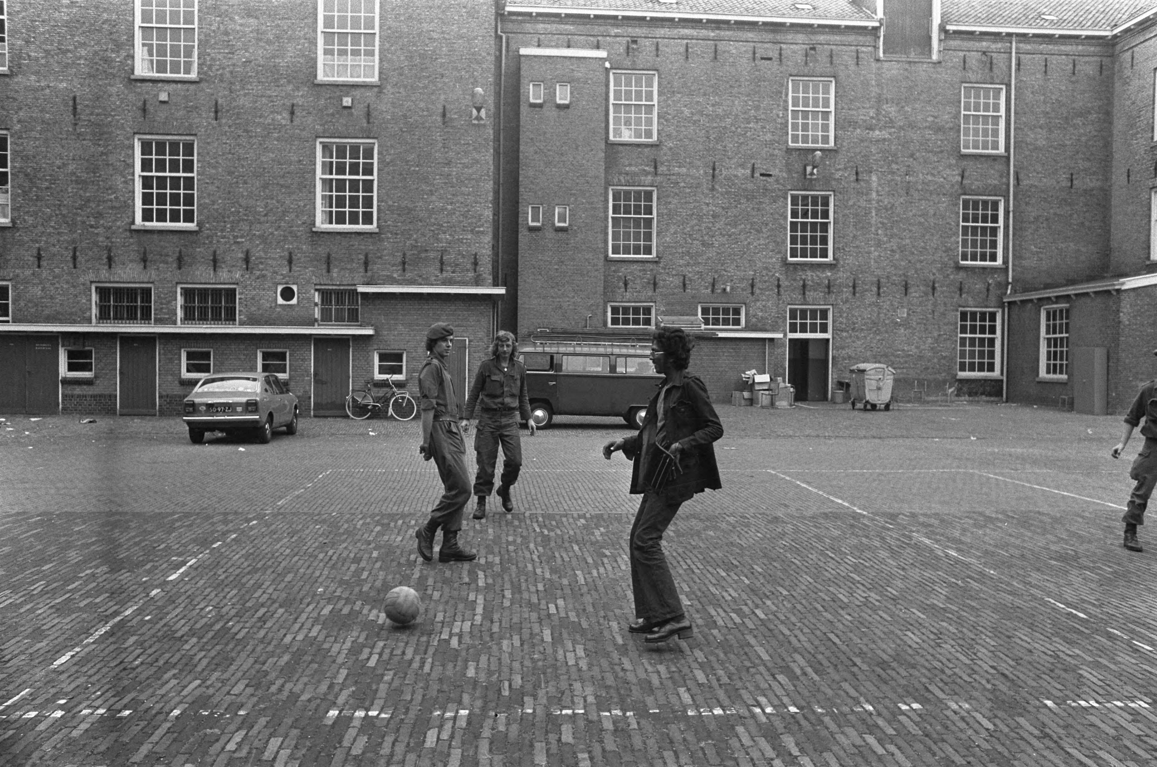 Fotocollectie Anefo — Surinamers ondergebracht in Frederikkazerne in Leeuwarden nieuwe bewoners voetballen op plein voor kazerne — Foto: Verhoeff, Bert / Anefo. Licentie: Set B: Rechtenvrij / Publiek Domein. Bron: Nationaal Archief. http://hdl.handle.net/10648/ac724872-d0b4-102d-bcf8-003048976d84