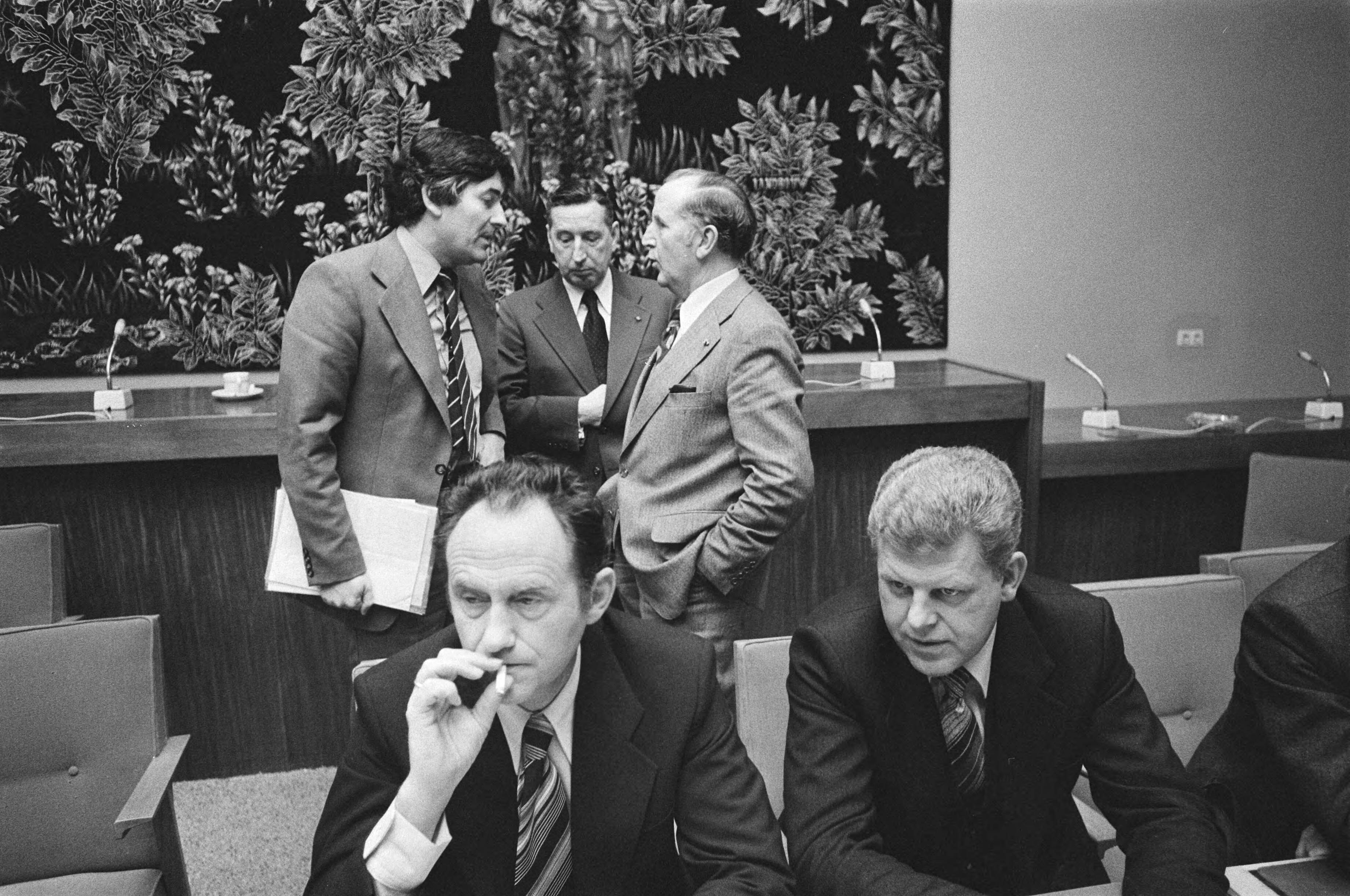 Fotocollectie Anefo — Loonoverleg Regering met Stichting van de Arbeid in SER-gebouw Den Haag ; Boersma (l) en Duisenberg Lubbers, De Wit (NCW) en Van Veen (VNO) / — Foto: Verhoeff, Bert / Anefo. Licentie: Set B: Rechtenvrij / Publiek Domein. Bron: Nationaal Archief. http://hdl.handle.net/10648/ac911932-d0b4-102d-bcf8-003048976d84
