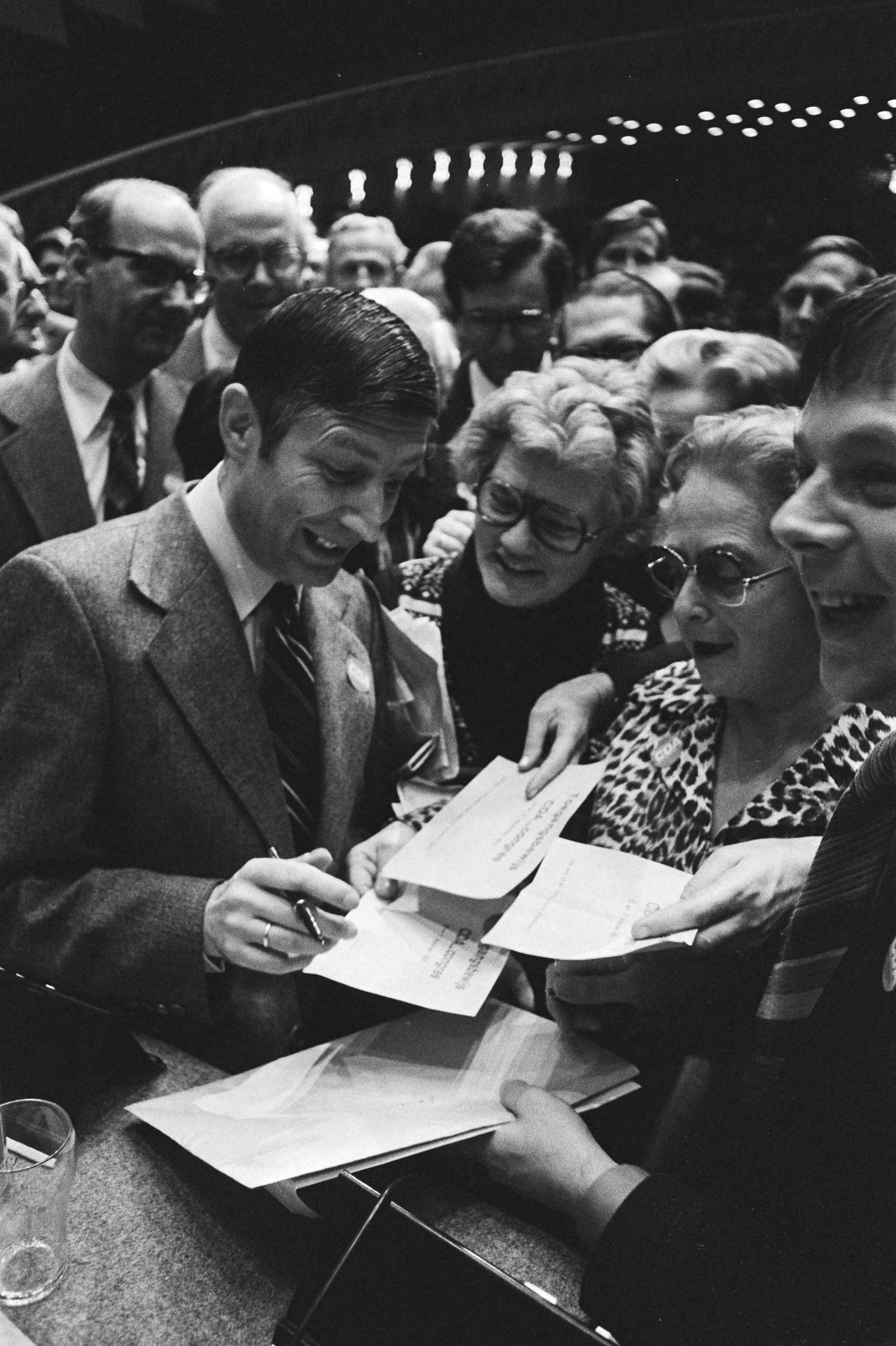 Fotocollectie Anefo — CDA-congres in Den Haag (2e dag); minister Van Agt deelt handtekeningen uit aan "fans" — Foto: Verhoeff, Bert / Anefo. Licentie: Set B: Rechtenvrij / Publiek Domein. Bron: Nationaal Archief. http://hdl.handle.net/10648/ac91d476-d0b4-102d-bcf8-003048976d84