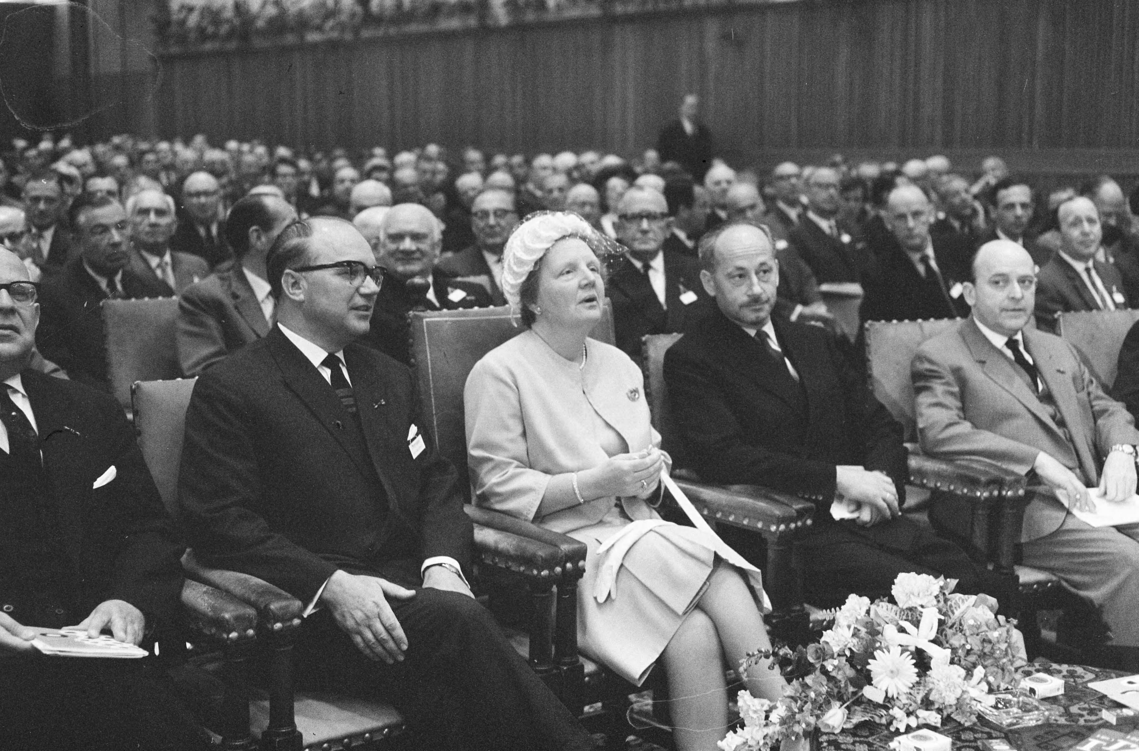 Fotocollectie Anefo — Koningin Juliana was aanwezig bij de 179ste algemene vergadering van de Nederlandse Maatschappij voor Nijverheid en Handel in het Concertgebouw te Haarlem — Foto: Pot, Harry / Anefo. Licentie: Set B: Rechtenvrij / Publiek Domein. Bron: Nationaal Archief. http://hdl.handle.net/10648/aa0c4268-d0b4-102d-bcf8-003048976d84
