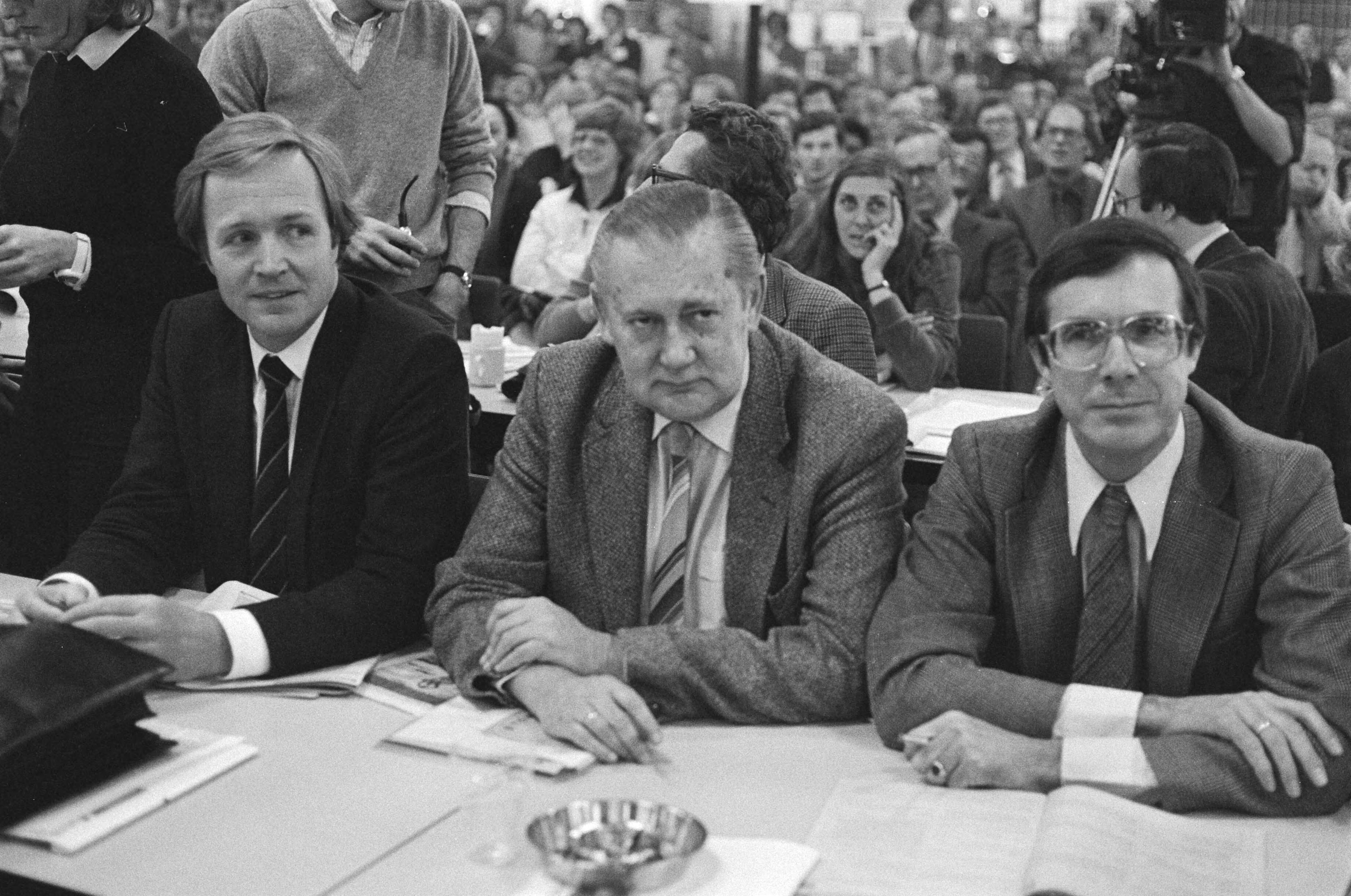 Fotocollectie Anefo — Congres D66 in Utrecht, v.l.n.r. Terlouw, Zeevalking en Brinkhorst — Foto: Croes, Rob C. / Anefo. Licentie: Set B: Rechtenvrij / Publiek Domein. Bron: Nationaal Archief. http://hdl.handle.net/10648/acecafcc-d0b4-102d-bcf8-003048976d84