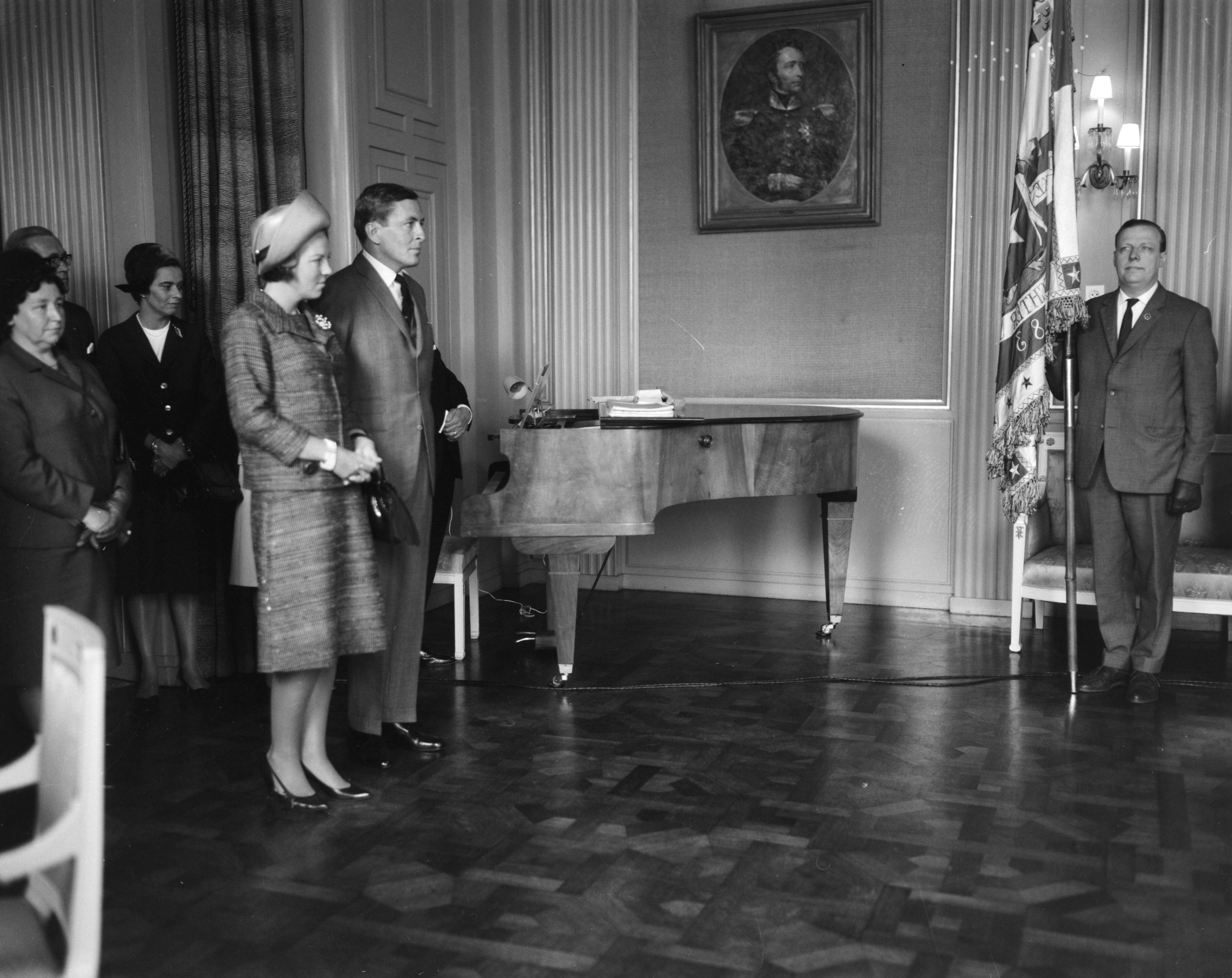 Fotocollectie Anefo — Prinses Beatrix en haar verloofde Claus von Amsberg brachten bezoek aan Maastricht, de officiële ontvangst in het Gouvernementsgebouw — Foto: Bilsen, Joop van / Anefo. Licentie: Set B: Rechtenvrij / Publiek Domein. Bron: Nationaal Archief. http://hdl.handle.net/10648/aabfaa4c-d0b4-102d-bcf8-003048976d84