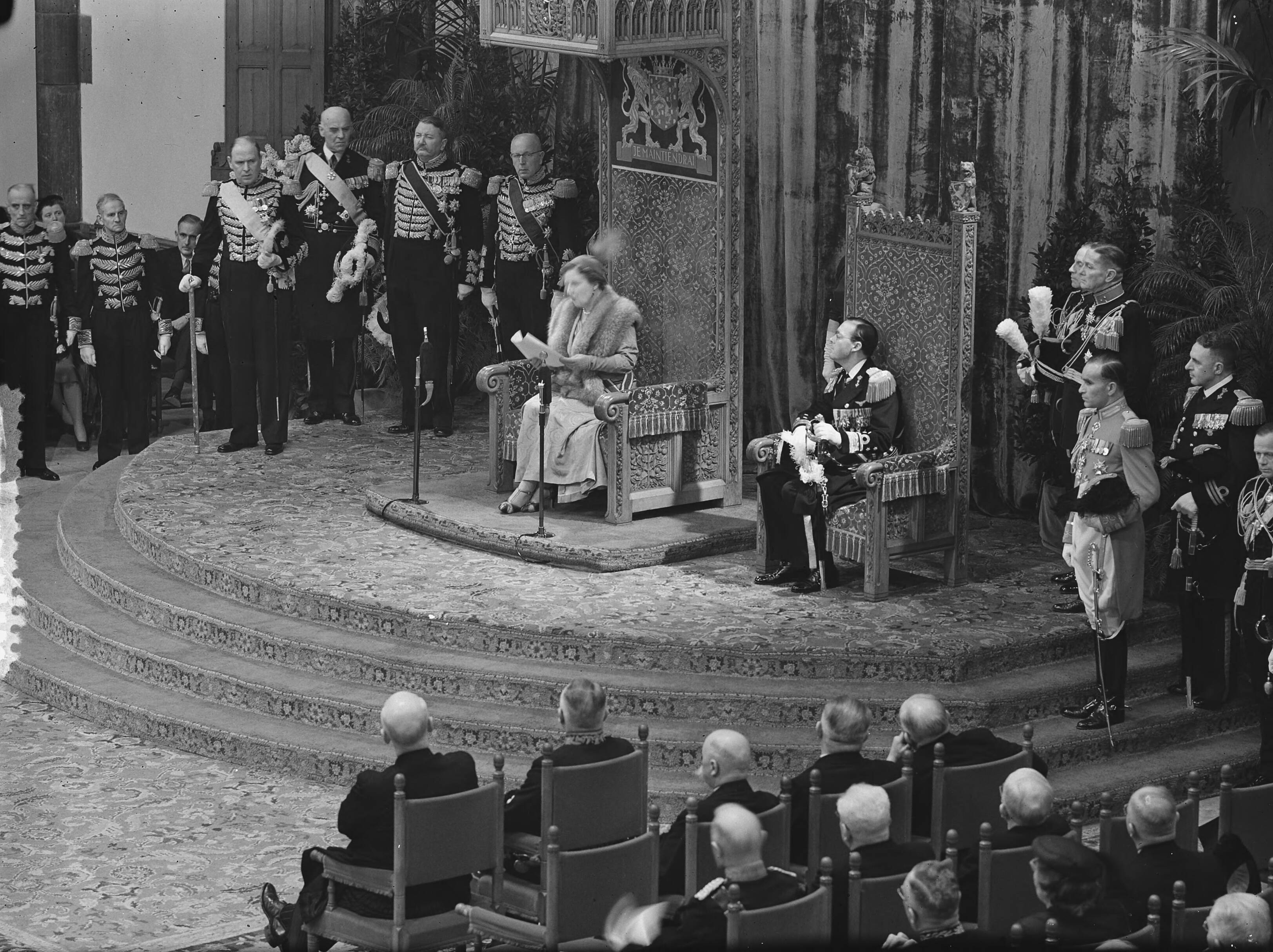Koningin Juliana ondertekent in een plechtige bijeenkomst in de Ridderzaal in Den Haag de Acte van Bevestiging van het Statuut voor het Koninkrijk — Ondertekening van de Acte van Bevestiging van het Statuut van het Koninkrijk in de Ridderzaal te Den Haag. Toespraak van koningin Juliana — Foto: Bilsen, Joop van / Anefo. Licentie: Set B: Rechtenvrij / Publiek Domein. Bron: Nationaal Archief. http://hdl.handle.net/10648/a92e2ac8-d0b4-102d-bcf8-003048976d84