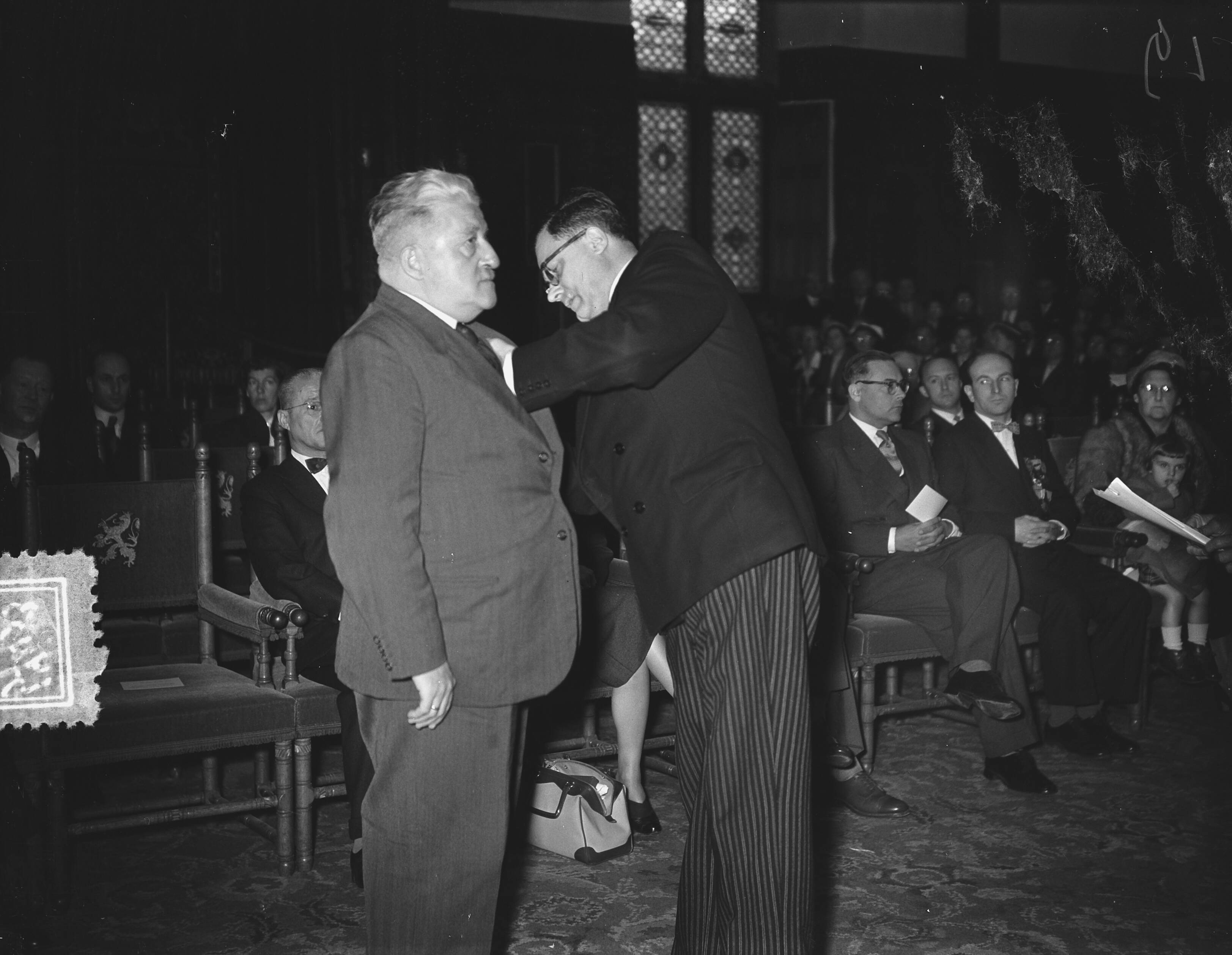 Fotocollectie Anefo — De Belgische ambassadeur E. Graaffe reikt in de Ridderzaal te Den Haag onderscheidingen uit aan 140 Nederlanders — Foto: Bilsen, Joop van / Anefo. Licentie: Set B: Rechtenvrij / Publiek Domein. Bron: Nationaal Archief. http://hdl.handle.net/10648/a92a29d2-d0b4-102d-bcf8-003048976d84