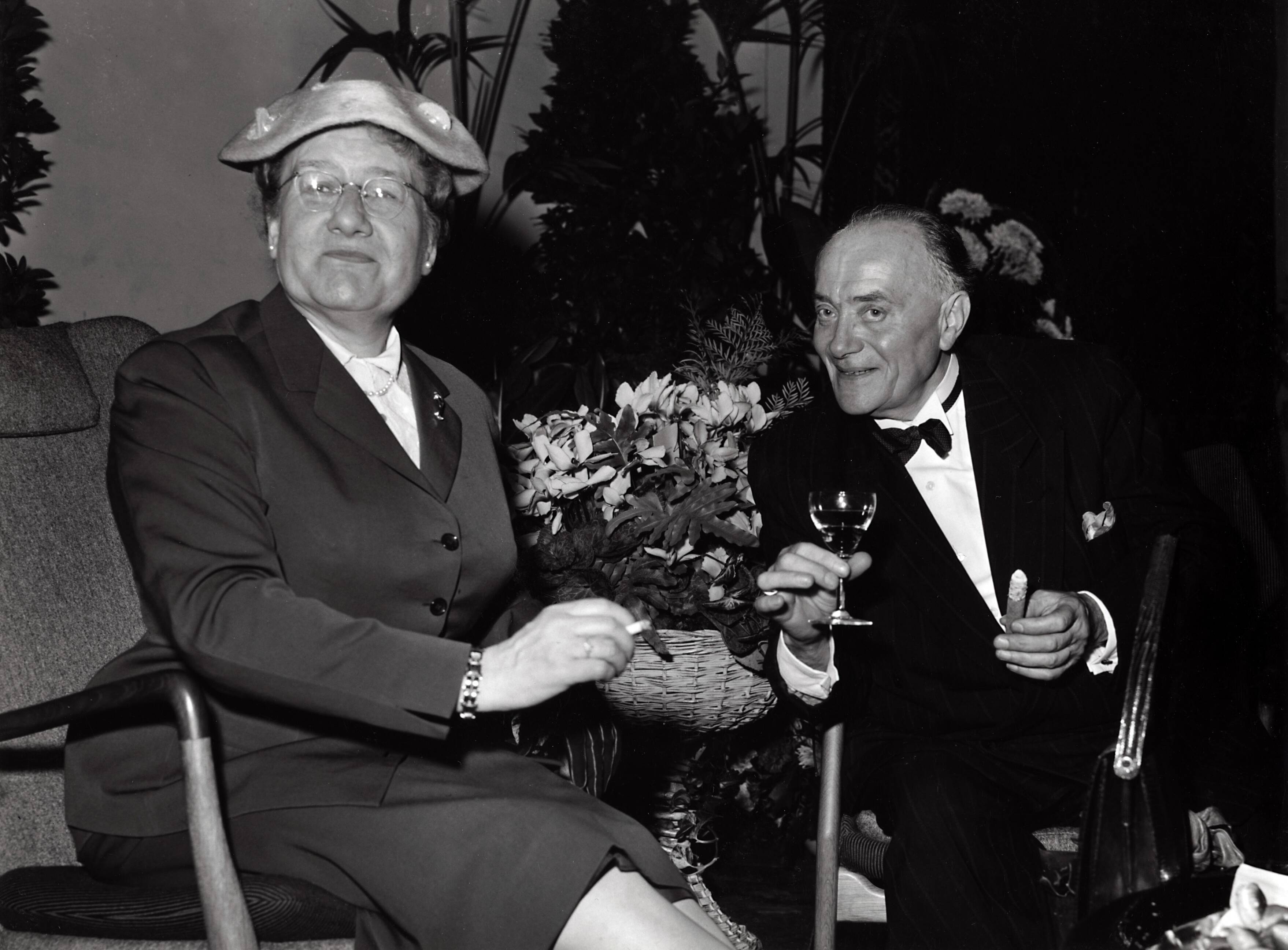 Collectie nader te bepalen — [50-jarig jubileum N.V. De Spaarnestad] [Receptie in de Vleeshal te Haarlem?] — Foto: Fotograaf Onbekend / Fotobureau onbekend / Spaarnestad Photo (05887). Licentie: Set B: Rechtenvrij / Publiek Domein. Bron: Nationaal Archief. http://hdl.handle.net/10648/35429da6-3a8f-a382-e063-6df0900a6686
