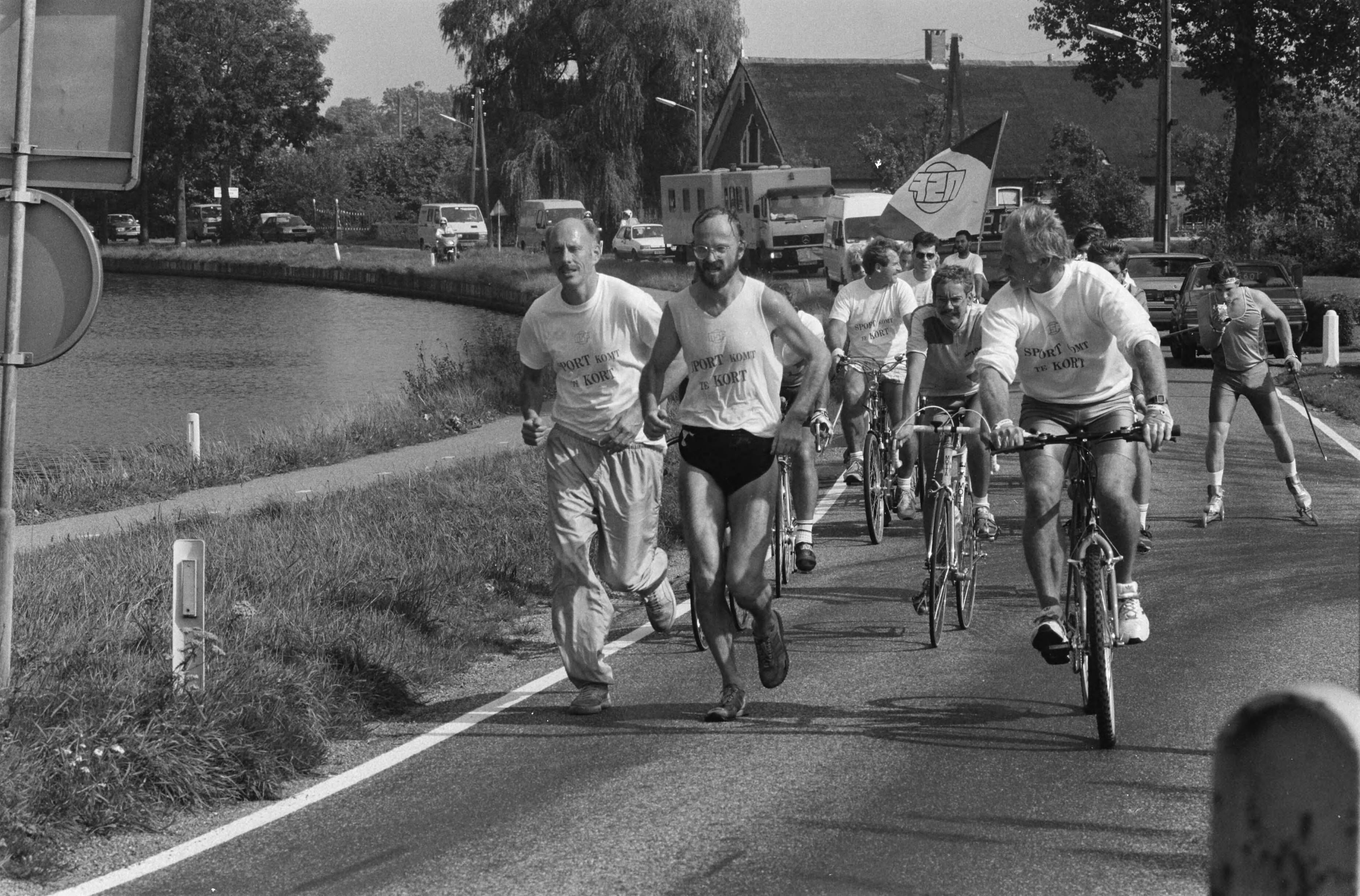 Fotocollectie Anefo — Sporters op weg naar Den Haag in het kader "Sport komt te kort" — Foto: Bogaerts, Rob / Anefo. Licentie: Set B: Rechtenvrij / Publiek Domein. Bron: Nationaal Archief. http://hdl.handle.net/10648/ad748488-d0b4-102d-bcf8-003048976d84
