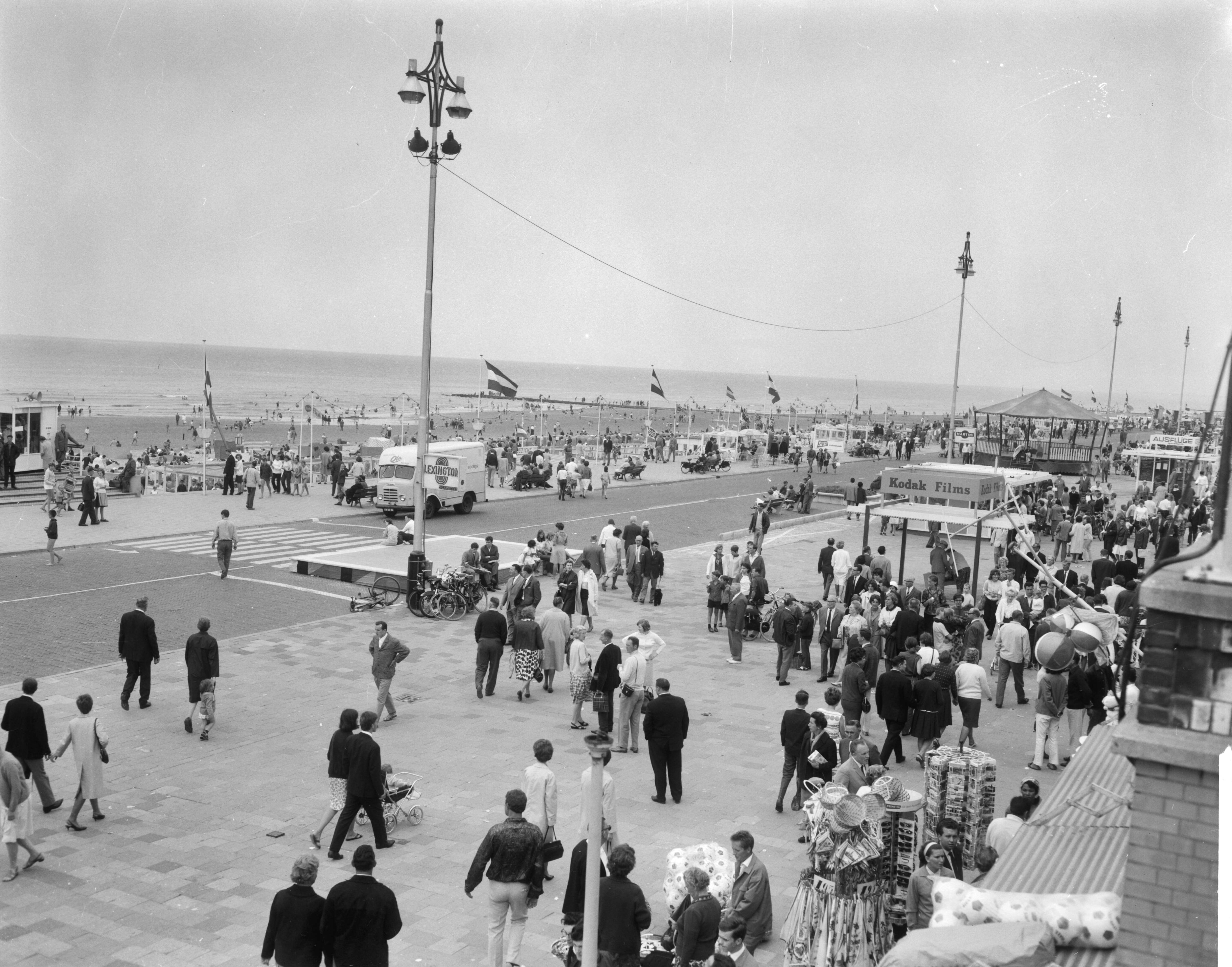 Fotocollectie Anefo — Scheveningen, publiek op de boulevard — Foto: Bilsen, Joop van / Anefo. Licentie: Set B: Rechtenvrij / Publiek Domein. Bron: Nationaal Archief. http://hdl.handle.net/10648/aabf9a52-d0b4-102d-bcf8-003048976d84