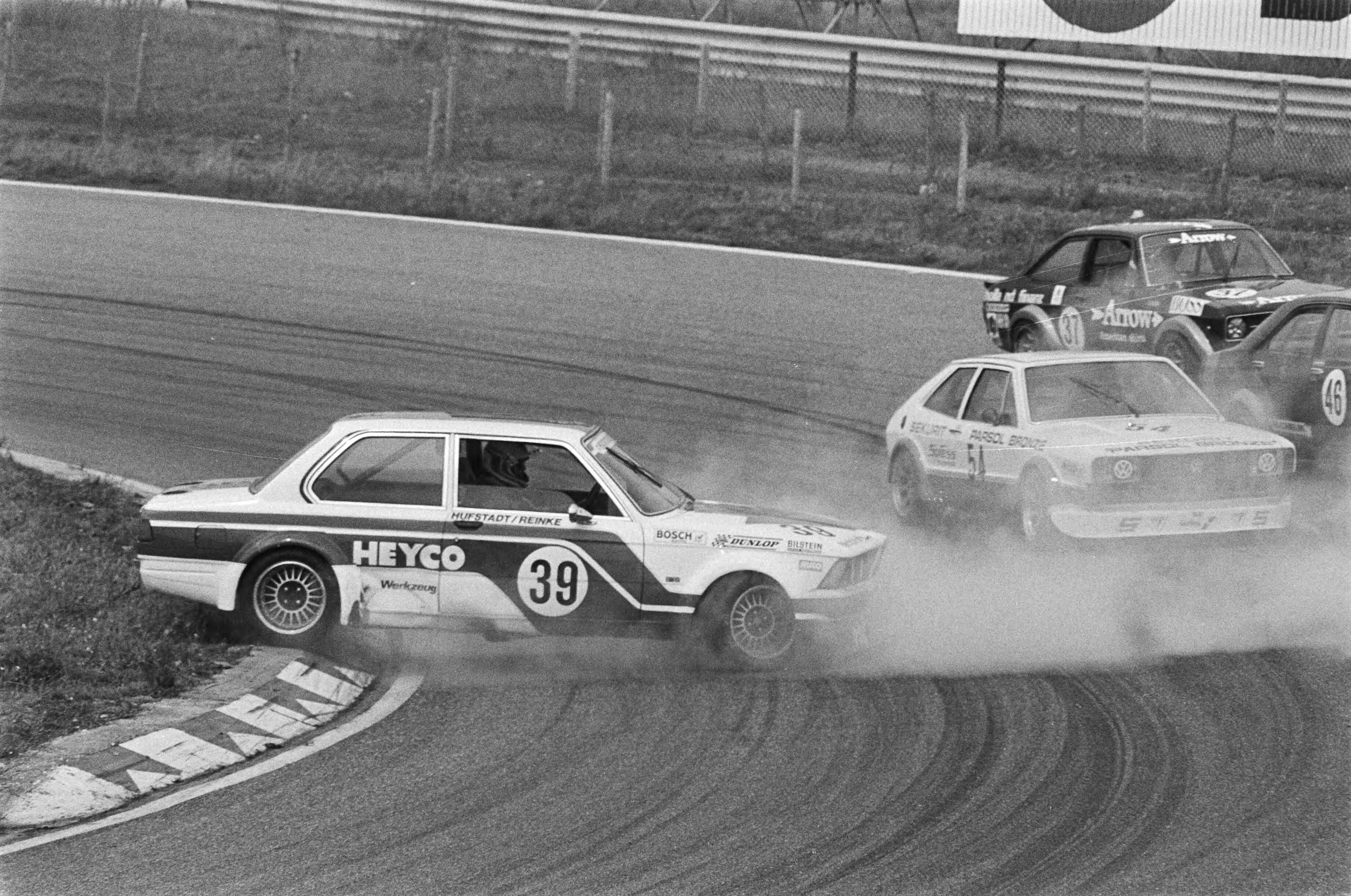 Fotocollectie Anefo — 4 uursraces Zandvoort Trophy, crash — Foto: Peters, Hans / Anefo. Licentie: Set B: Rechtenvrij / Publiek Domein. Bron: Nationaal Archief. http://hdl.handle.net/10648/aca0a3de-d0b4-102d-bcf8-003048976d84