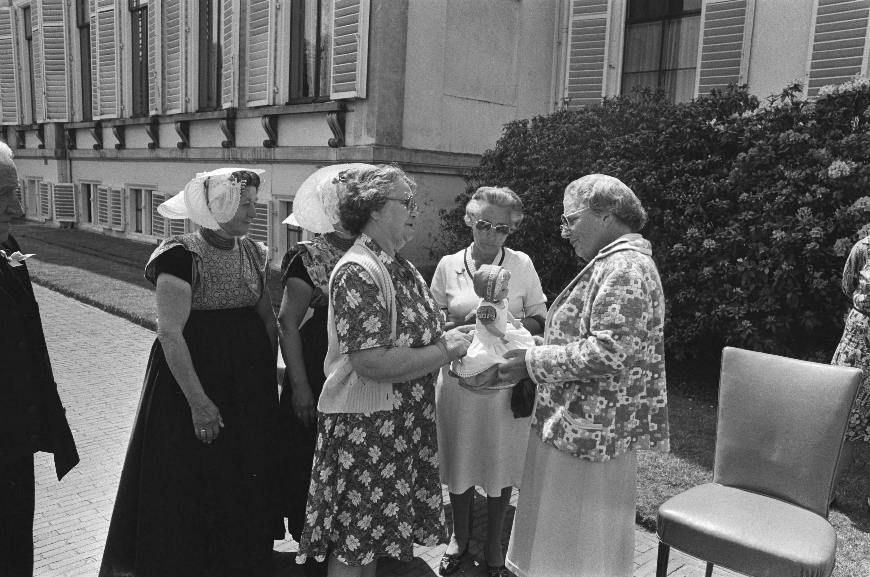 Fotocollectie Anefo — Bejaardendefile op Soestdijk, koningin Juliana en bejaarden — Foto: Verhoeff, Bert / Anefo. Licentie: Set B: Rechtenvrij / Publiek Domein. Bron: Nationaal Archief. http://hdl.handle.net/10648/ac8652d6-d0b4-102d-bcf8-003048976d84