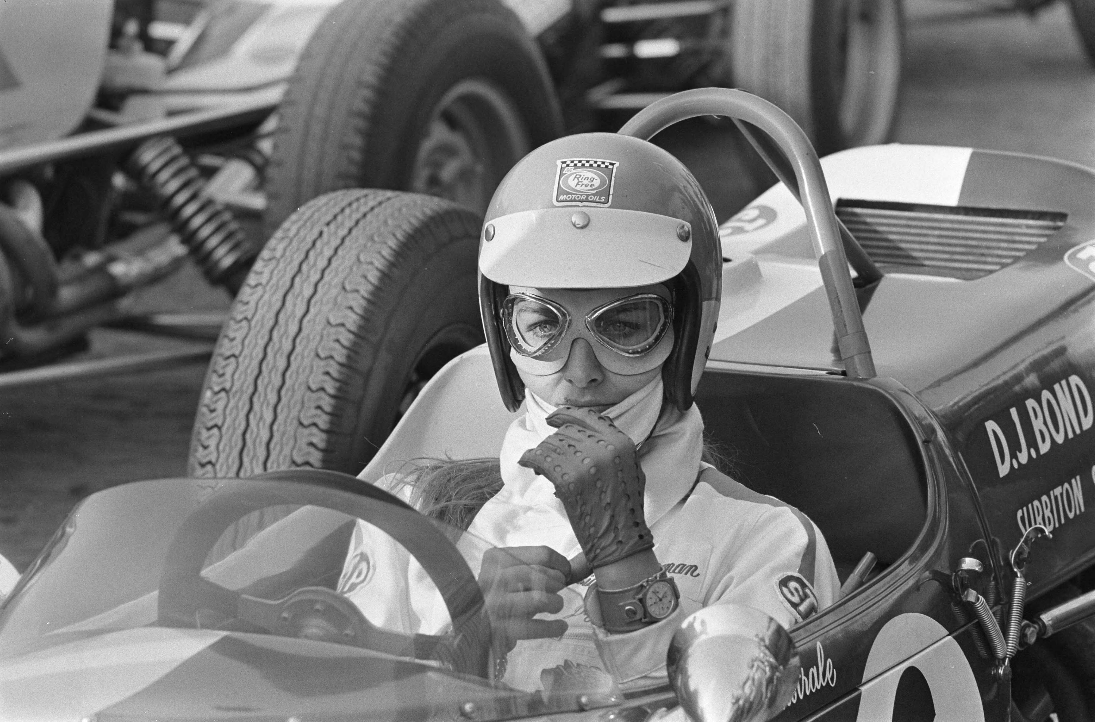 Fotocollectie Anefo — Autoraces op Circuit Zandvoort nr. 14 , 15: Liane Engeman , nr. 16 : Rob Slotemaker , kop — Foto: Evers, Joost / Anefo. Licentie: Set B: Rechtenvrij / Publiek Domein. Bron: Nationaal Archief. http://hdl.handle.net/10648/ab64a42a-d0b4-102d-bcf8-003048976d84