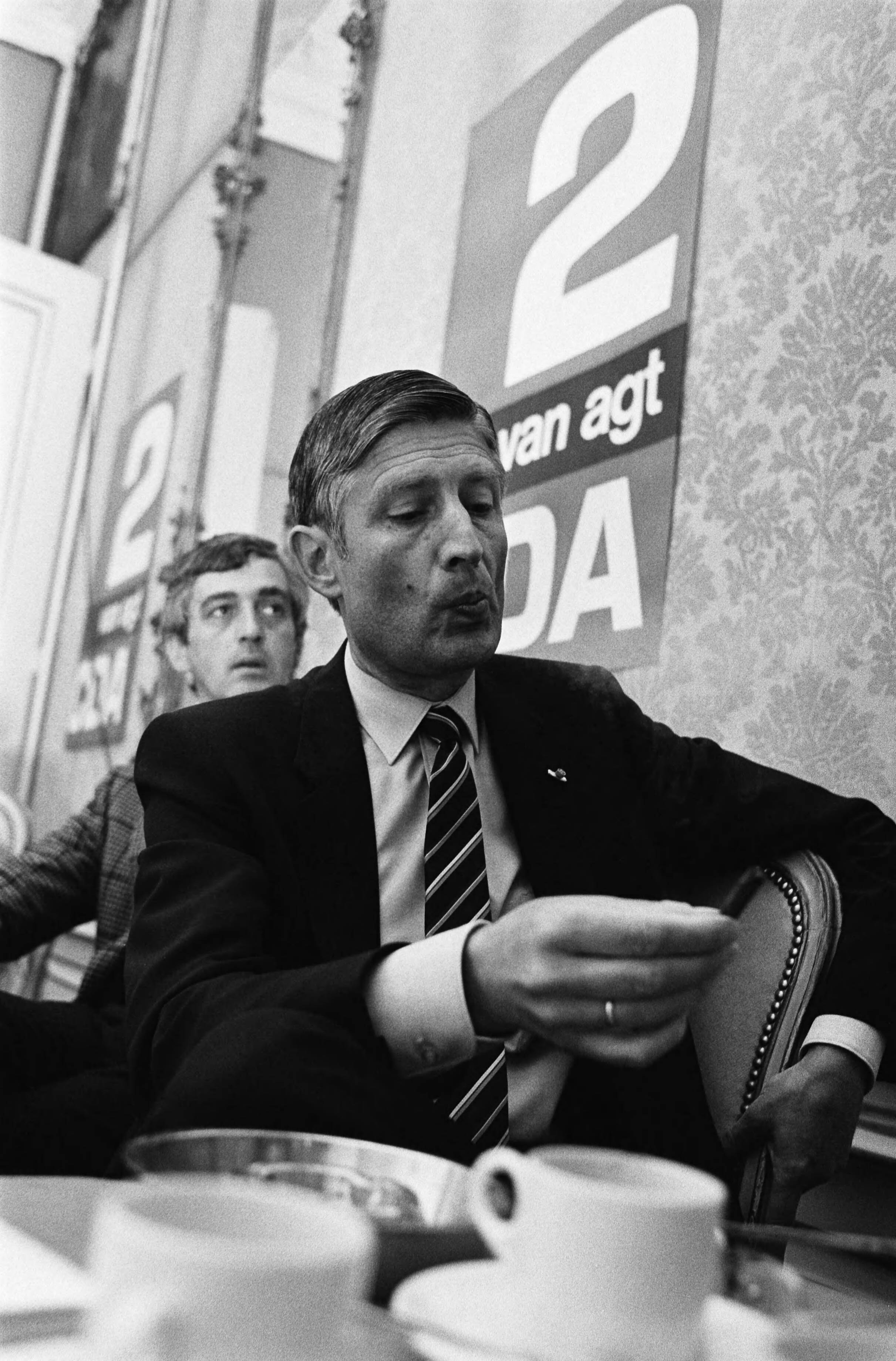 Fotocollectie Anefo — Tweede Kamer verkiezingen 1981; verkiezingsbijeenkomst CDA in Pulchri Studio in Den Haag ; Van Agt bekijkt verkiezingsuitslagen op de tv — Foto: Bogaerts, Rob / Anefo. Licentie: Set B: Rechtenvrij / Publiek Domein. Bron: Nationaal Archief. http://hdl.handle.net/10648/acfcb6ba-d0b4-102d-bcf8-003048976d84