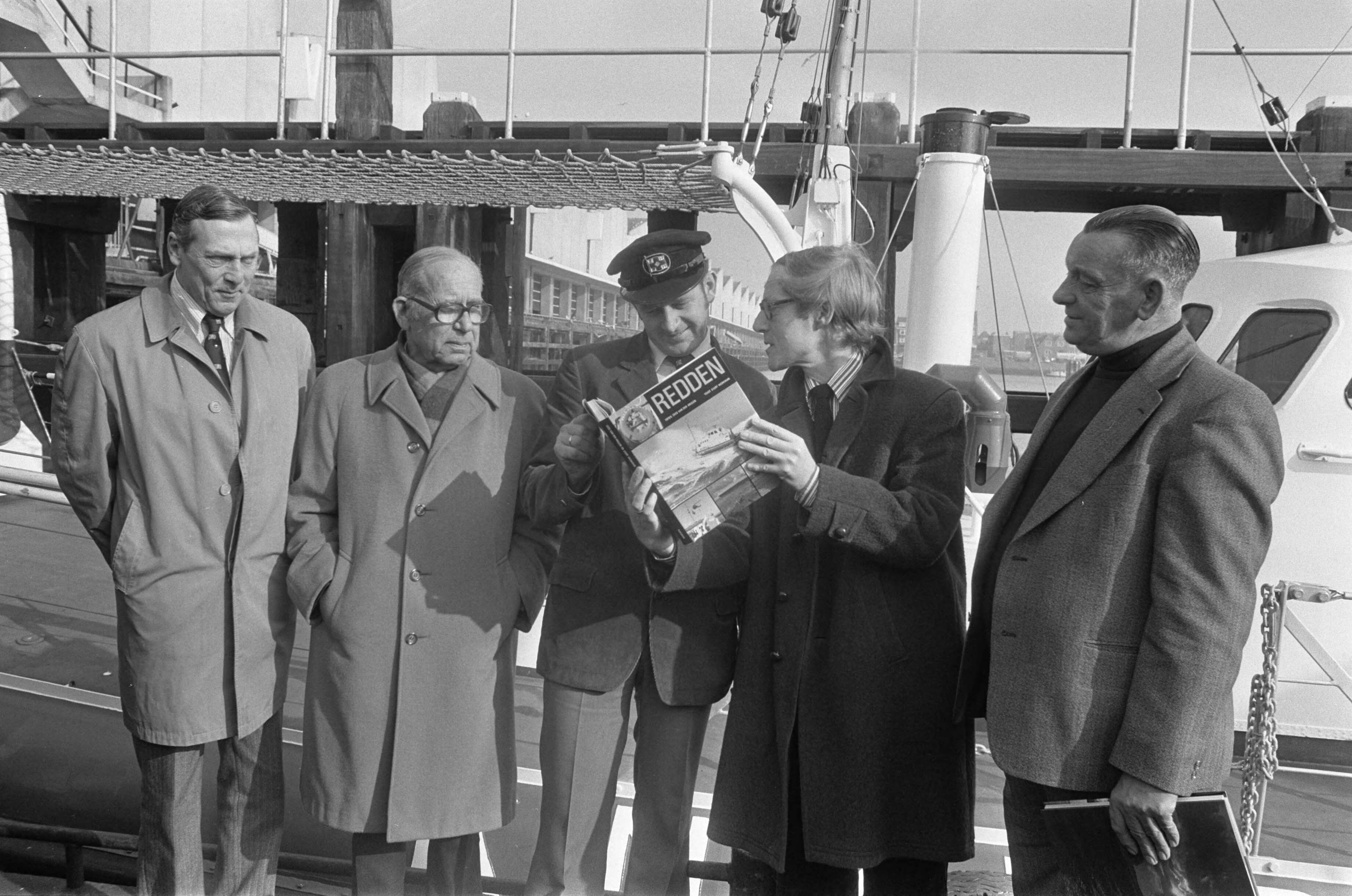 Fotocollectie Anefo — Boek redden gepresenteerd in Scheveningen t.g.v. 150-jarig jubileum van de Reddingmaatschappijen KNZHRM en KZHMRS. Links W. Goudriaan, voorzitter KZHrMS. Links S. den Heyer — Foto: Peters, Hans / Anefo. Licentie: Set B: Rechtenvrij / Publiek Domein. Bron: Nationaal Archief. http://hdl.handle.net/10648/ac581b46-d0b4-102d-bcf8-003048976d84