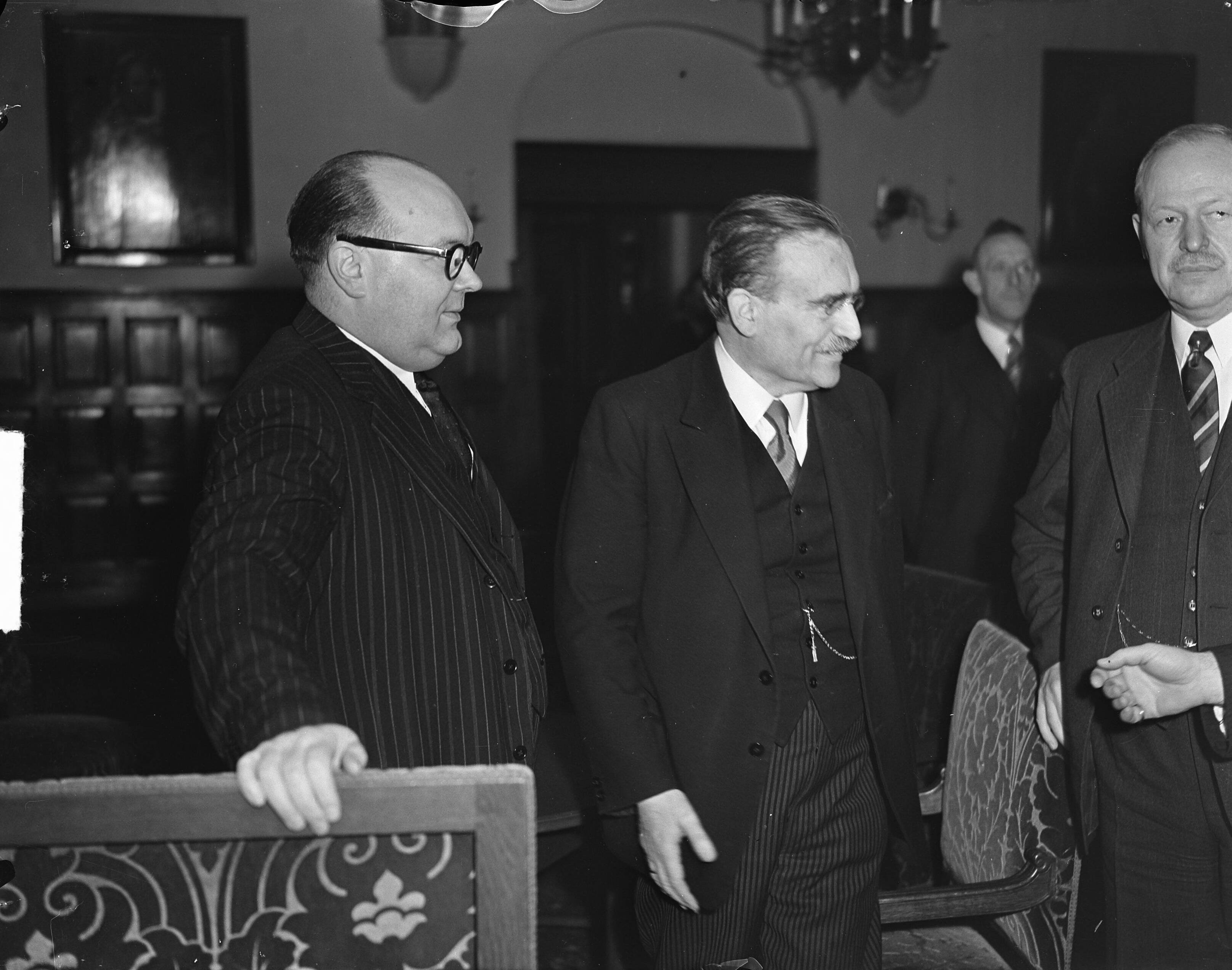 Fotocollectie Anefo — Benelux-conferentie in Den Haag van 10 t/m 12 maart 1949 in de vergaderzaal van de Eerste Kamer. De Belgische minister-president Spaak en dr. W. Drees — Foto: Noske, J.D. / Anefo. Licentie: Set B: Rechtenvrij / Publiek Domein. Bron: Nationaal Archief. http://hdl.handle.net/10648/a8c4783a-d0b4-102d-bcf8-003048976d84
