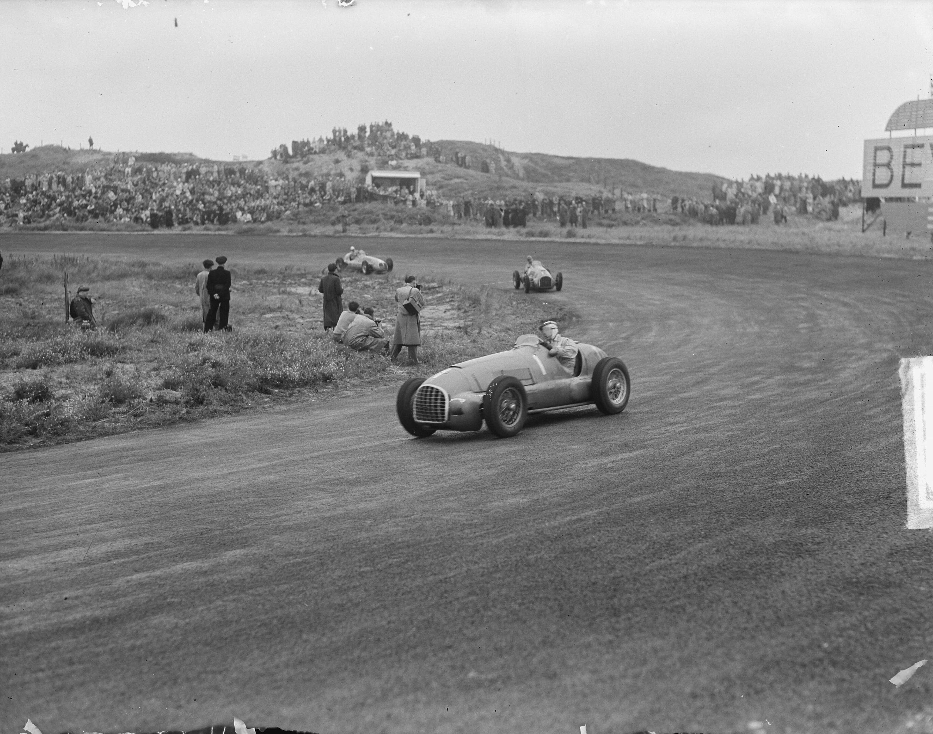 Grand Prix van Zandvoort 1949 — Grand Prix van Zandvoort, Voorop Luigi Villoresi in Ferrari 125 (nr. 1), gevolgd door Alberto Ascari, ook in Ferrari 125 (nr. 14) — Foto: Oorschot, […] van / Anefo. Licentie: Set B: Rechtenvrij / Publiek Domein. Bron: Nationaal Archief. http://hdl.handle.net/10648/a8cbb9ba-d0b4-102d-bcf8-003048976d84