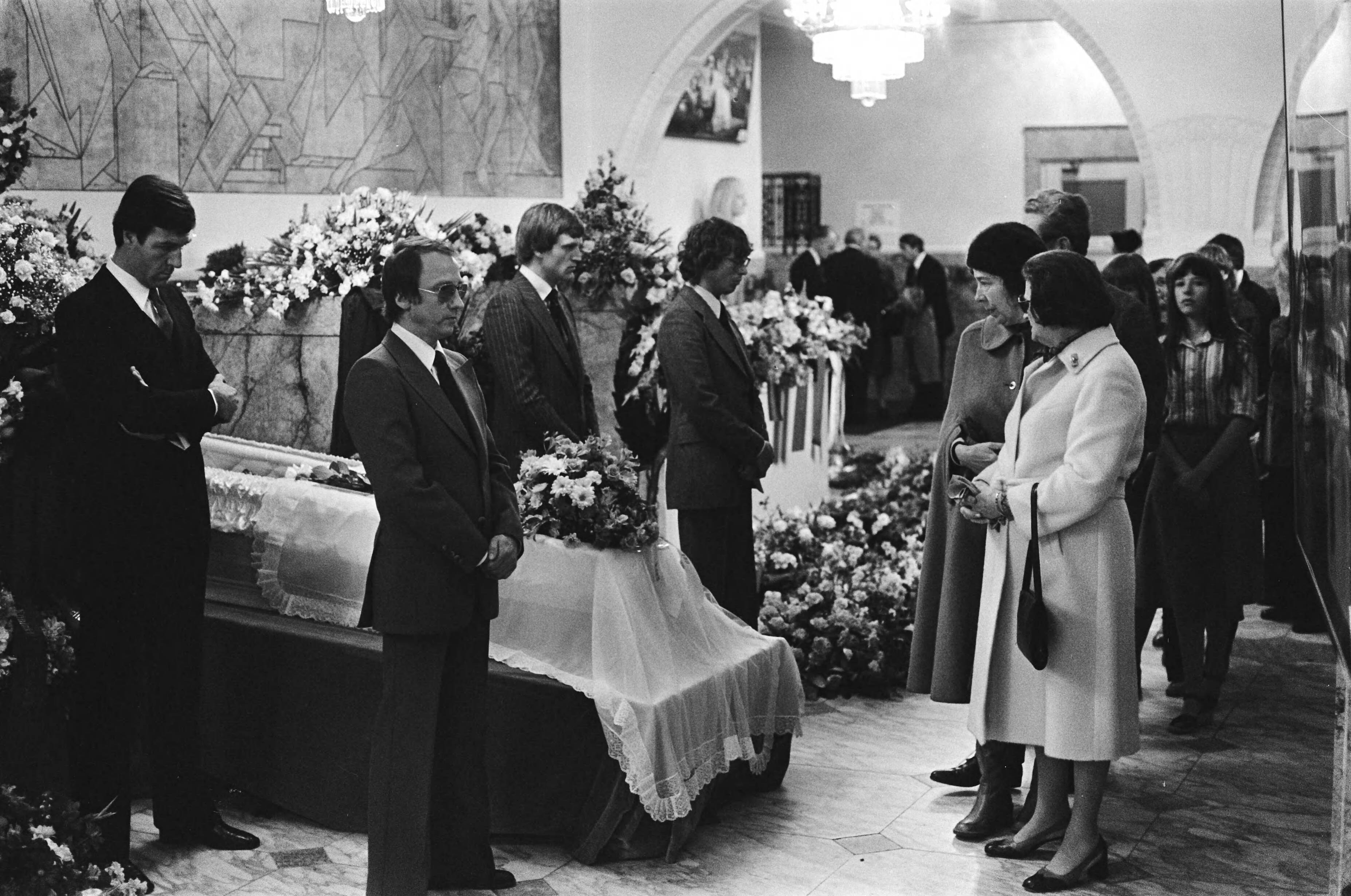 Fotocollectie Anefo — Acteur Ko van Dijk in Den Haag begraven; drukte in de Koninklijke Schouwburg waar Ko van Dijk stond opgebaard — Foto: Verhoeff, Bert / Anefo. Licentie: Set B: Rechtenvrij / Publiek Domein. Bron: Nationaal Archief. http://hdl.handle.net/10648/acb27f0a-d0b4-102d-bcf8-003048976d84
