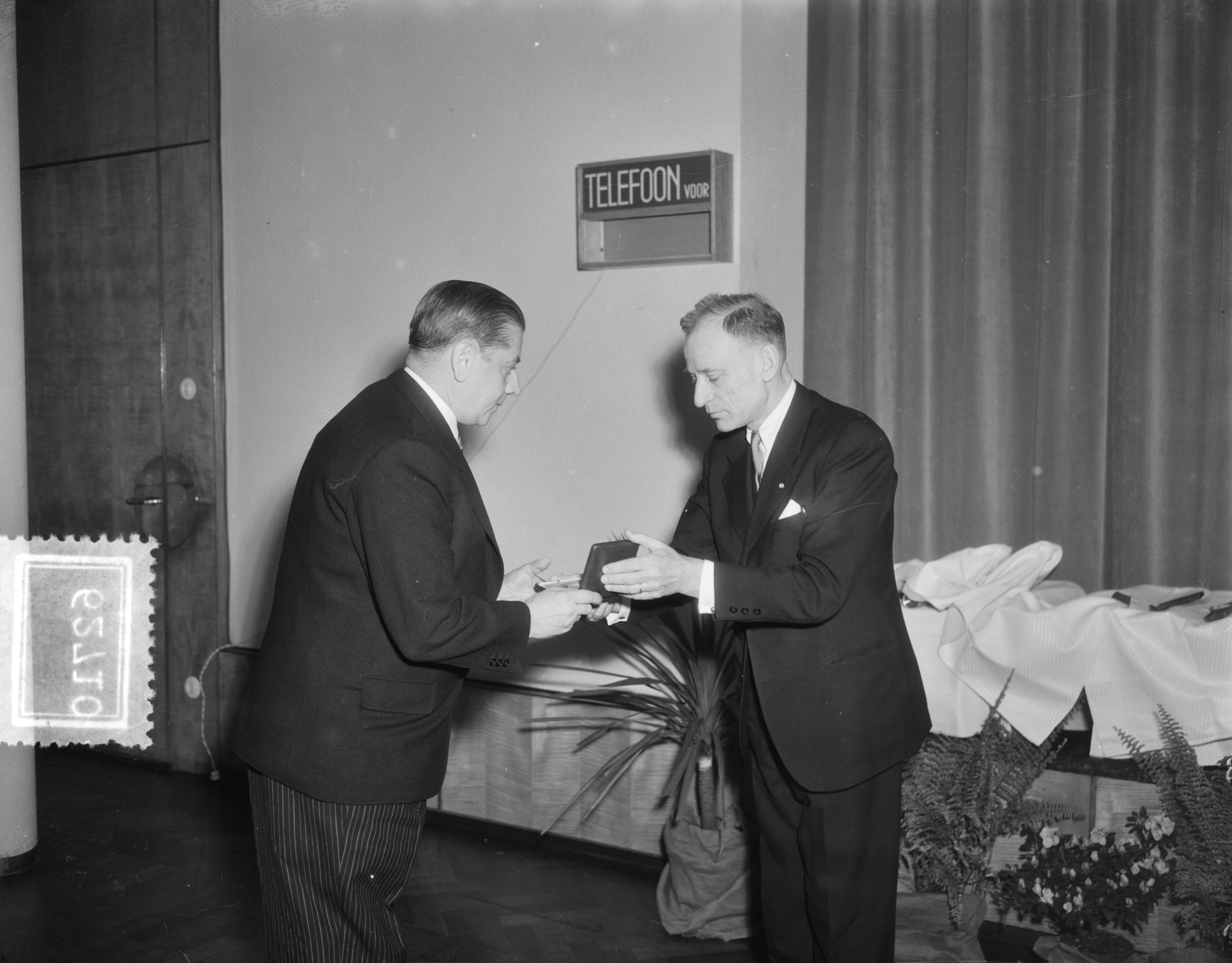 Fotocollectie Anefo — KNMI 100 jaar. Herdenking te Utrecht met prins Bernhard. Uitreiking Buys Ballot medaille aan dr. G.J.H. Swoboda (links) door prof.dr. H.P. Berlage — Foto: Duinen, G.W. van / Anefo. Licentie: Set B: Rechtenvrij / Publiek Domein. Bron: Nationaal Archief. http://hdl.handle.net/10648/a91bf89e-d0b4-102d-bcf8-003048976d84
