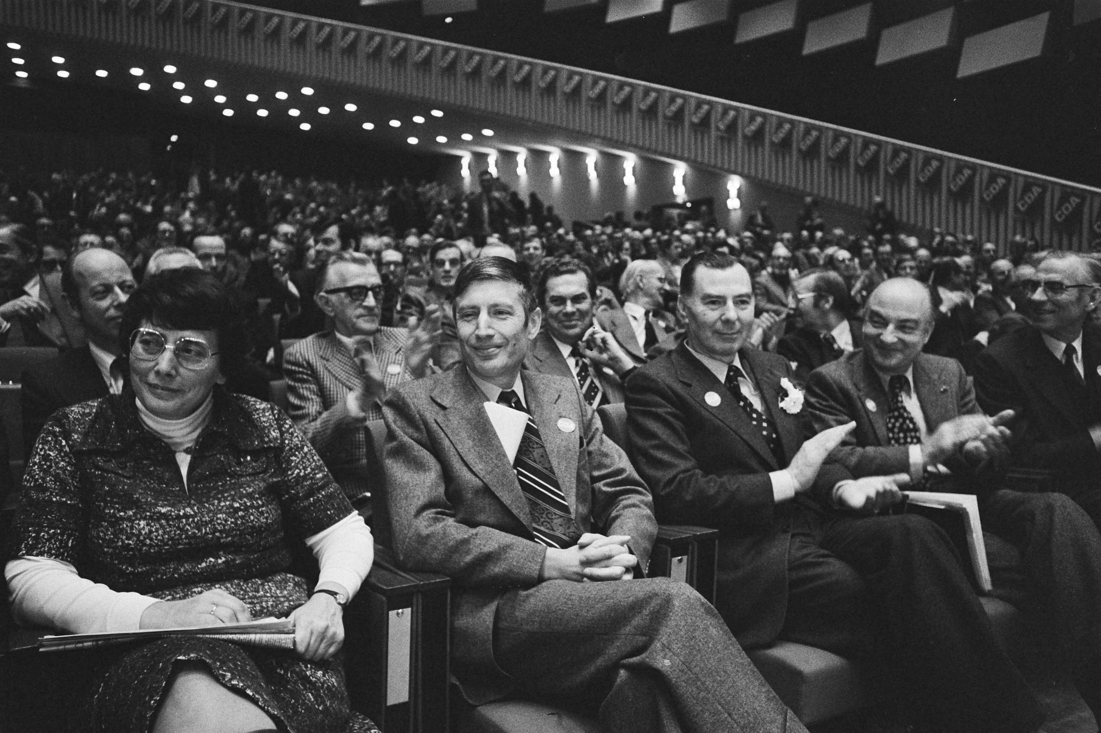 Fotocollectie Anefo — CDA-congres in Den Haag (2e dag); v.l.n.r. Ien van de Heuvel (PvdA), Van Agt , Tindemans en Schmelzer — Foto: Verhoeff, Bert / Anefo. Licentie: Set B: Rechtenvrij / Publiek Domein. Bron: Nationaal Archief. http://hdl.handle.net/10648/ac91d5a2-d0b4-102d-bcf8-003048976d84