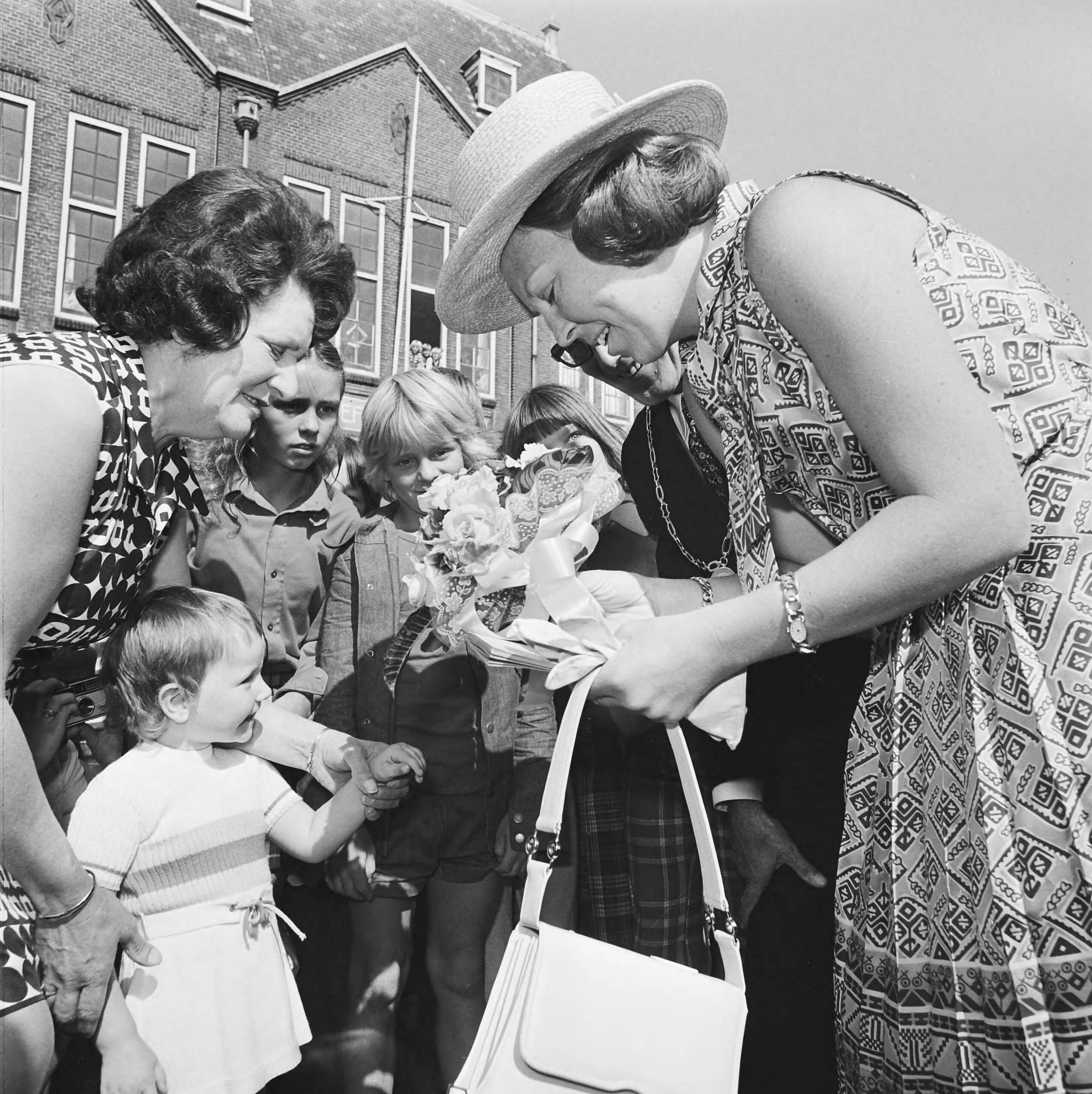 Fotocollectie Anefo — Prinses Beatrix en Prins Claus bezoeken provincie Noord-Holland (derde dag), bezoek aan Assendelft. Links, mevrouw .van Gelderen-Vrouwe, echtgenote van Johannes van Gelderen eigenaar van cafe restaurant "het wapen van Assendelft". — Foto: Mieremet, Rob / Anefo. Licentie: Set B: Rechtenvrij / Publiek Domein. Bron: Nationaal Archief. http://hdl.handle.net/10648/ac34e8ec-d0b4-102d-bcf8-003048976d84