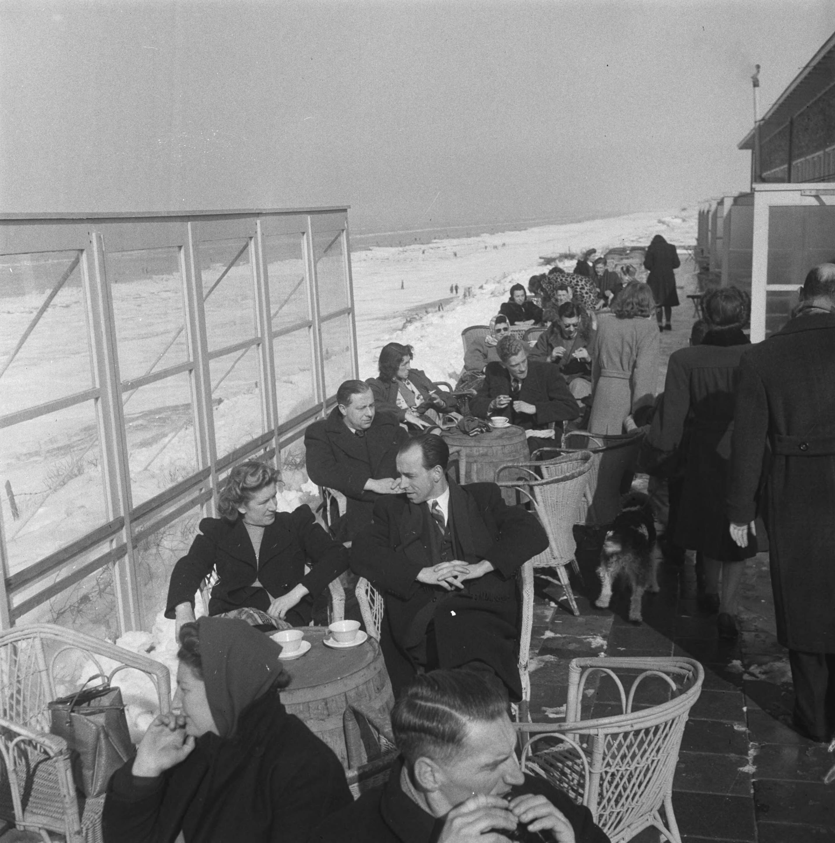 Fotocollectie Anefo — Drukte in Zandvoort — Foto: Wisman, Bram / Anefo. Licentie: Set B: Rechtenvrij / Publiek Domein. Bron: Nationaal Archief. http://hdl.handle.net/10648/a8a5d038-d0b4-102d-bcf8-003048976d84
