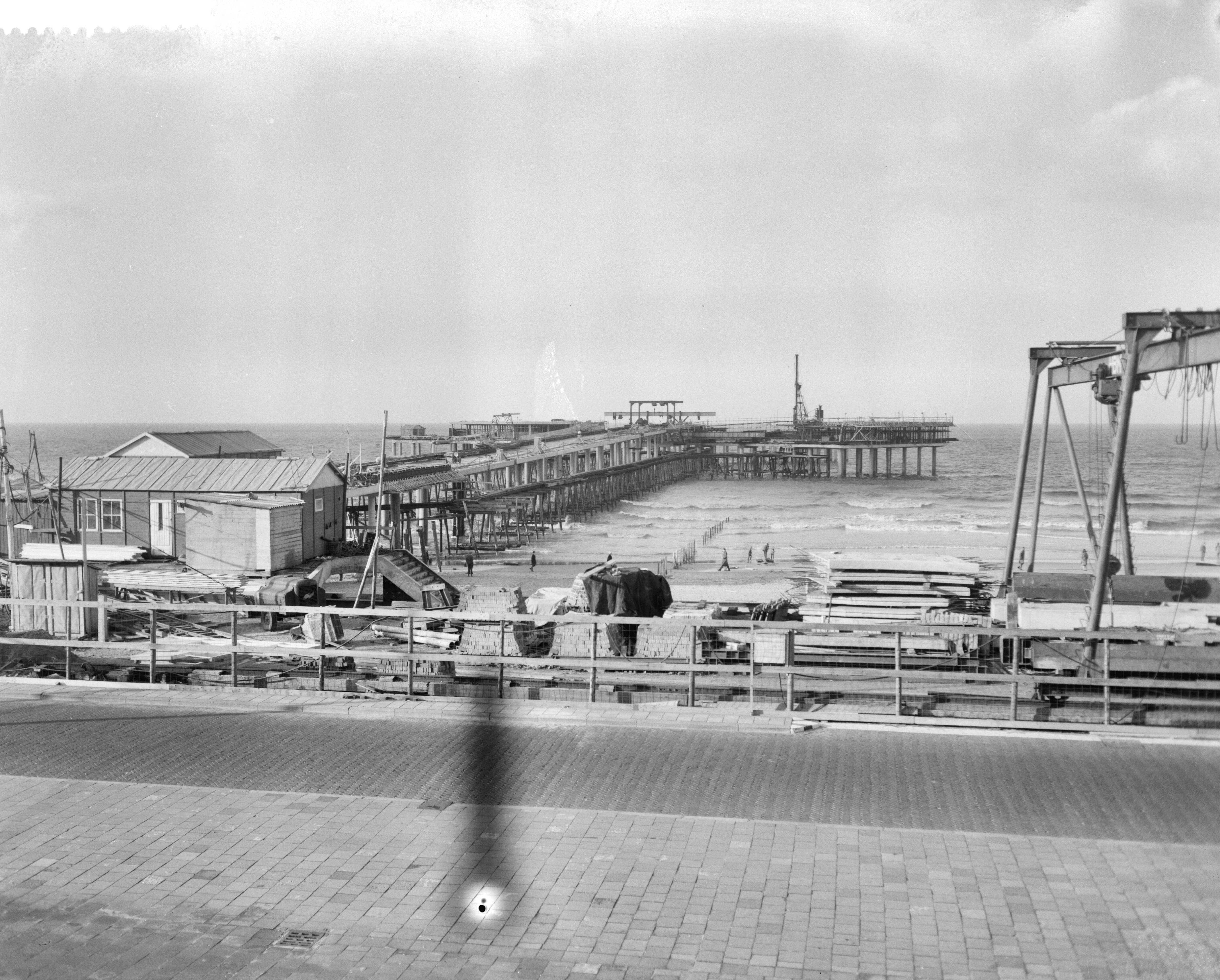 Fotocollectie Anefo — Bouw pier te Scheveningen — Foto: Bilsen, Joop van / Anefo. Licentie: Set B: Rechtenvrij / Publiek Domein. Bron: Nationaal Archief. http://hdl.handle.net/10648/a9c5a2b8-d0b4-102d-bcf8-003048976d84