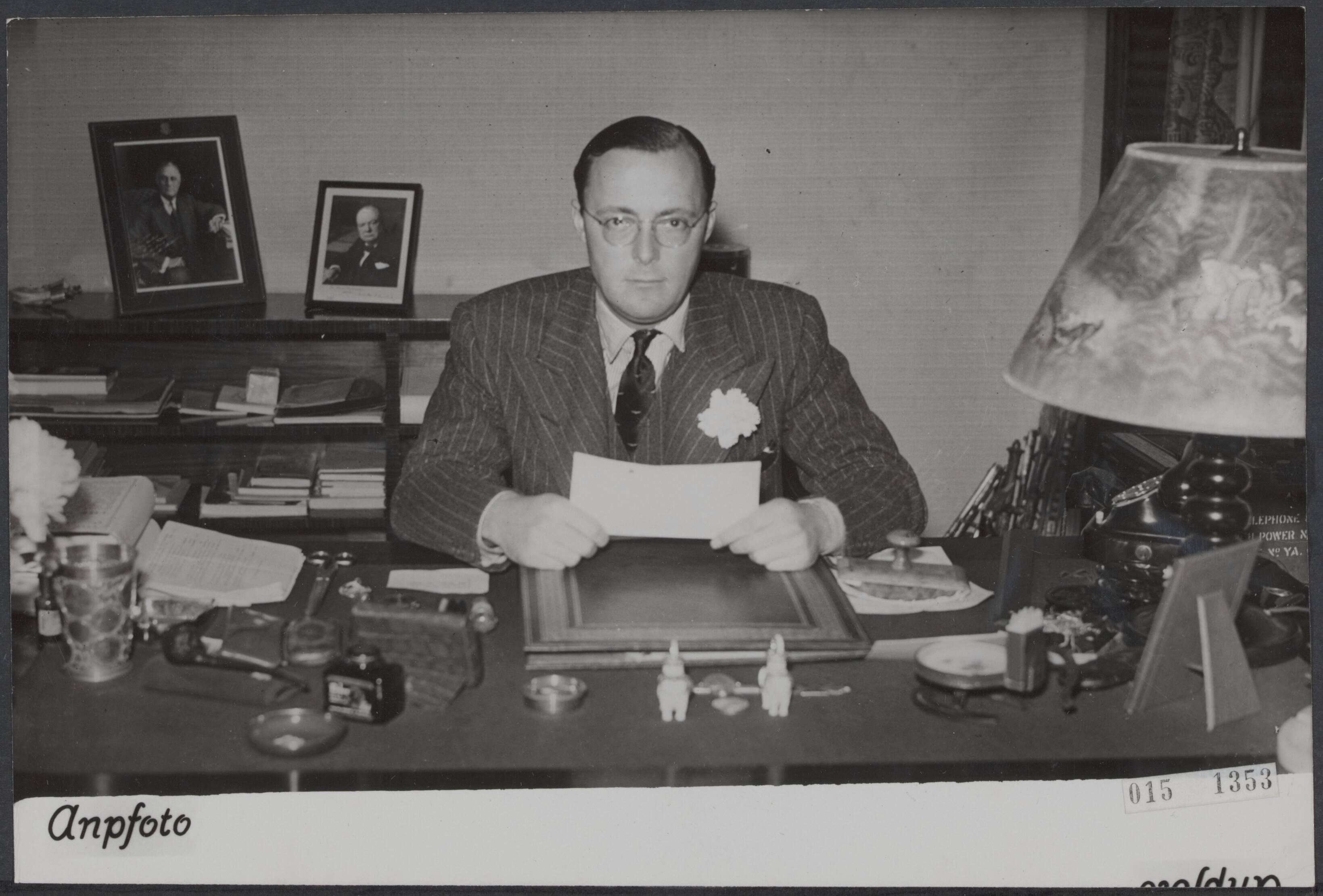 Fotocollectie Elsevier Binnenland — Prins Bernhard in zijn werkkamer op paleis Soestdijk — Foto: ANP / RVD of rechtenvrij. Licentie: Set B: Rechtenvrij / Publiek Domein. Bron: Nationaal Archief. http://hdl.handle.net/10648/adb7eaa2-d0b4-102d-bcf8-003048976d84