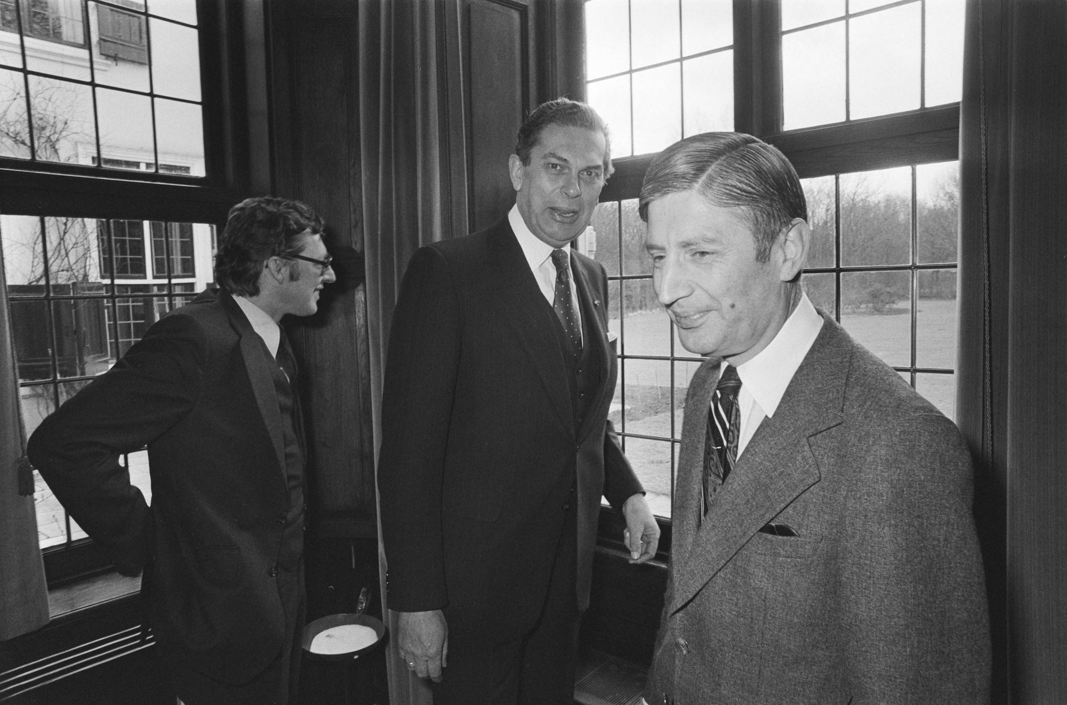 "Comite der Wijzen" bezoekt Den Haag — Premier van Agt en Barend Biesheuvel (links) — Foto: Suyk, Koen / Anefo. Licentie: Set B: Rechtenvrij / Publiek Domein. Bron: Nationaal Archief. http://hdl.handle.net/10648/acc6a89a-d0b4-102d-bcf8-003048976d84