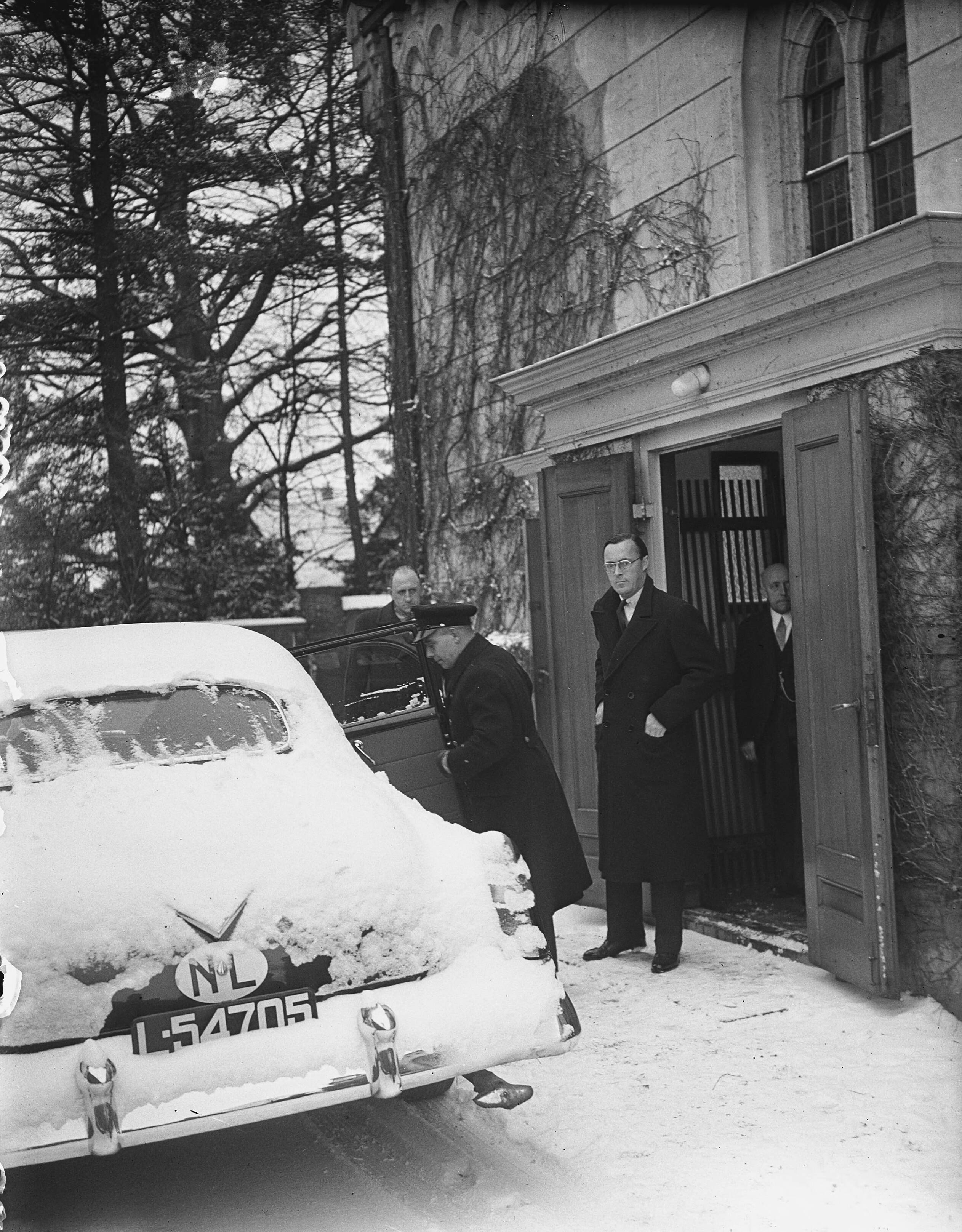 Fotocollectie Anefo — Herdenkingszondag. Kerkgang van koningin Juliana en Prins Bernhard in Baarn. Prins Bernhard verlaat de kerk — Foto: Bilsen, Joop van / Anefo. Licentie: Set B: Rechtenvrij / Publiek Domein. Bron: Nationaal Archief. http://hdl.handle.net/10648/a906381a-d0b4-102d-bcf8-003048976d84