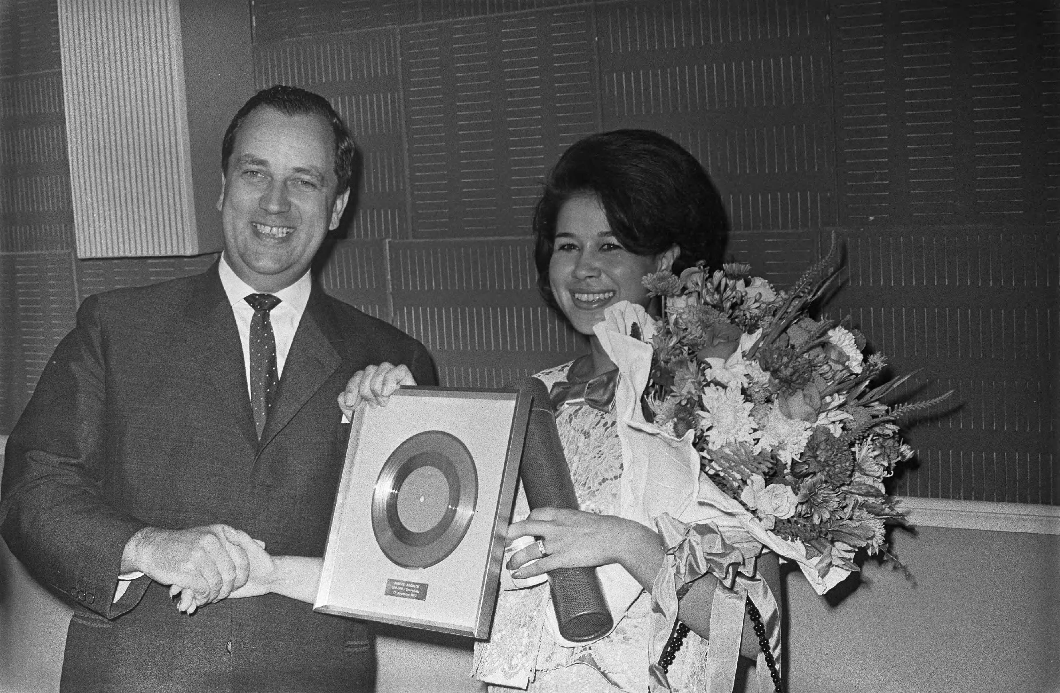 Fotocollectie Anefo — Anneke Grönloh kreeg haar vierde gouden plaat. De scheidende directeur van Phonogram, dhr. J. Th. van der Meer overhandigde haar de gouden plaat in de nieuwe Phonogram studio — Foto: Gelderen, Hugo van / Anefo. Licentie: Set B: Rechtenvrij / Publiek Domein. Bron: Nationaal Archief. http://hdl.handle.net/10648/aa43b86a-d0b4-102d-bcf8-003048976d84