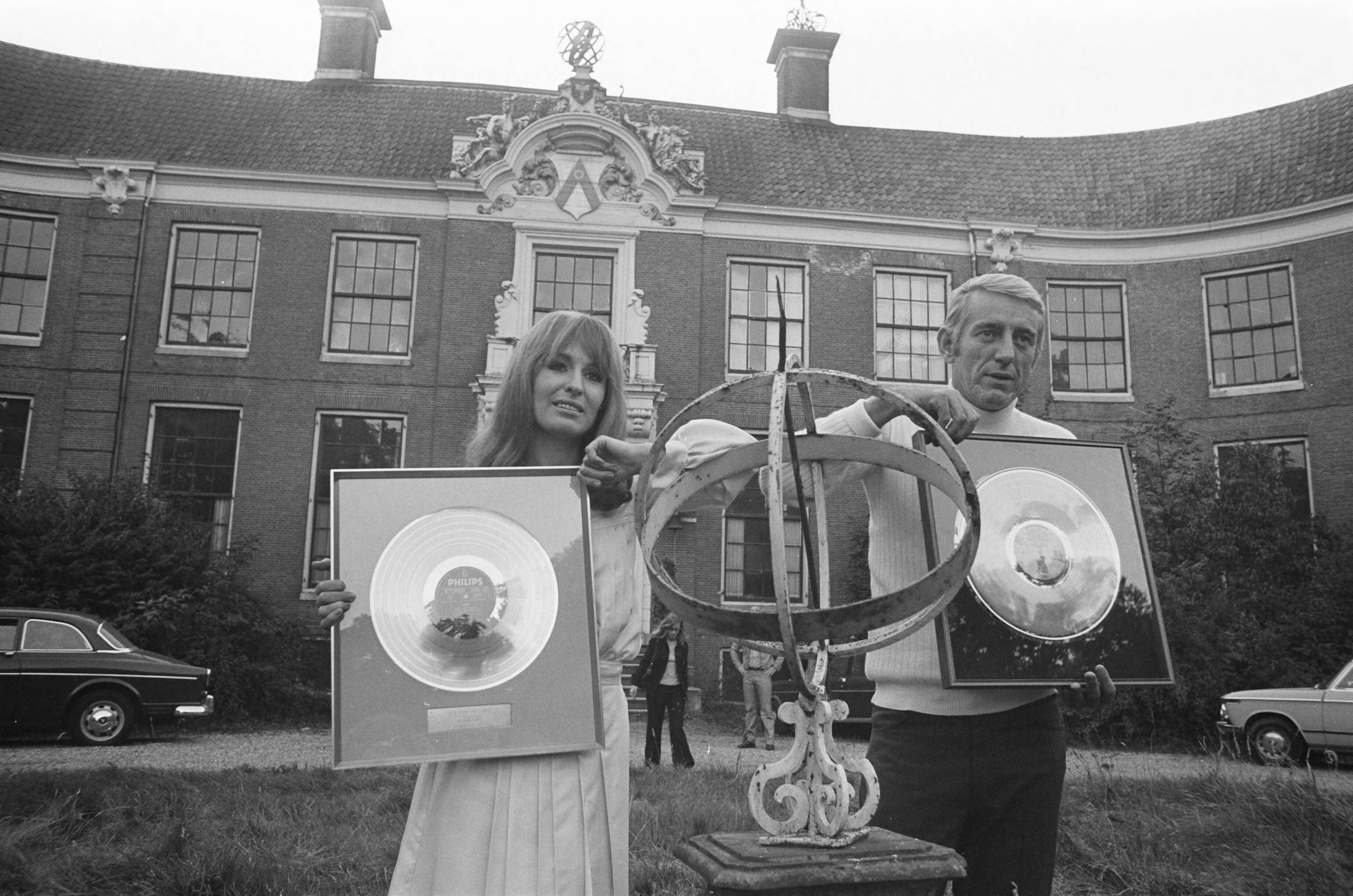 Fotocollectie Anefo — Liesbeth List en Rod McKuen presenteren LP Two against the morning in Kasteel Groeneveld te Baarn — Foto: Verhoeff, Bert / Anefo. Licentie: Set B: Rechtenvrij / Publiek Domein. Bron: Nationaal Archief. http://hdl.handle.net/10648/abf72a34-d0b4-102d-bcf8-003048976d84