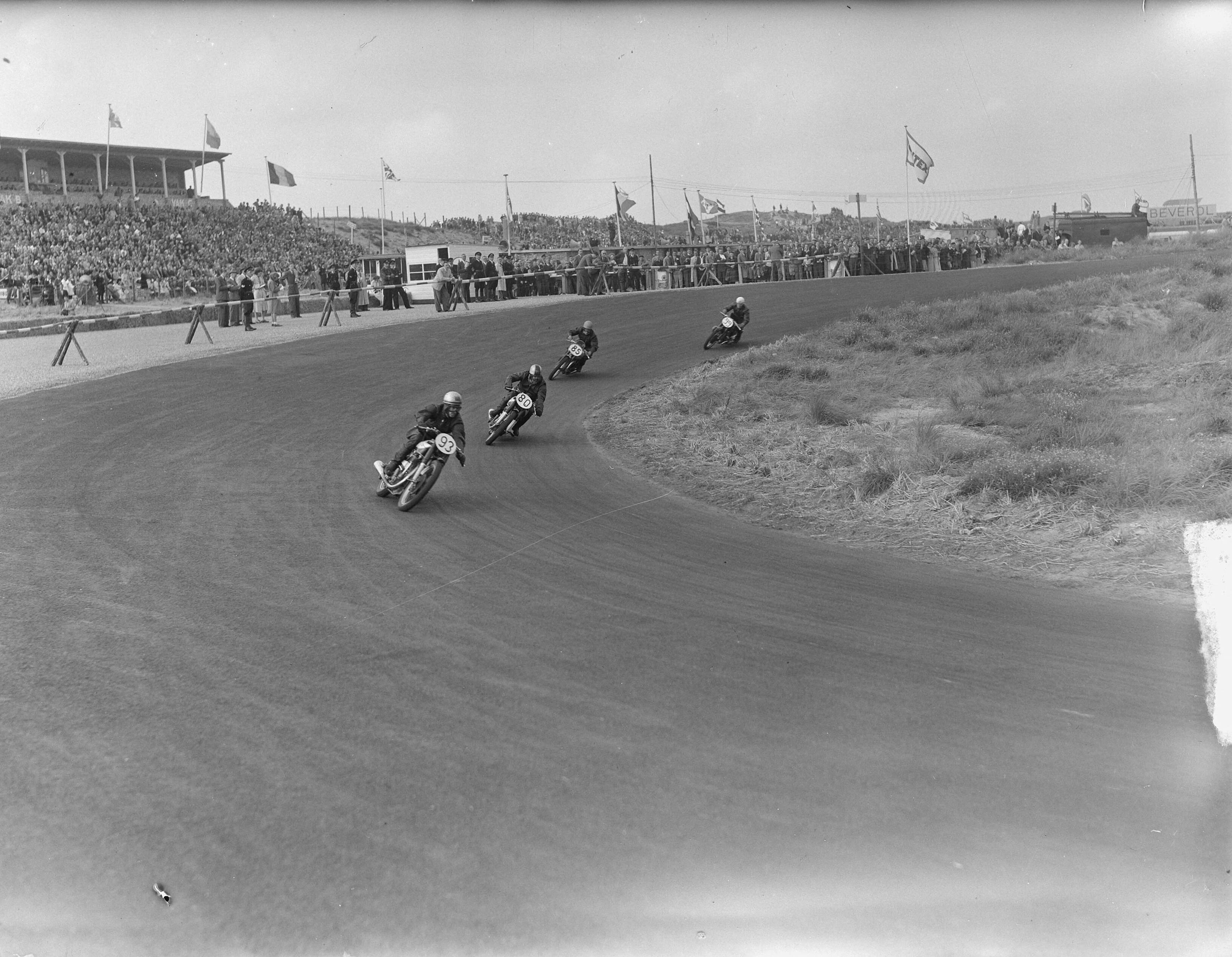 Fotocollectie Anefo — Internationale motorraces te Zandvoort — Foto: Winterbergen, Rolf / Anefo. Licentie: Set B: Rechtenvrij / Publiek Domein. Bron: Nationaal Archief. http://hdl.handle.net/10648/a8cd55b8-d0b4-102d-bcf8-003048976d84
