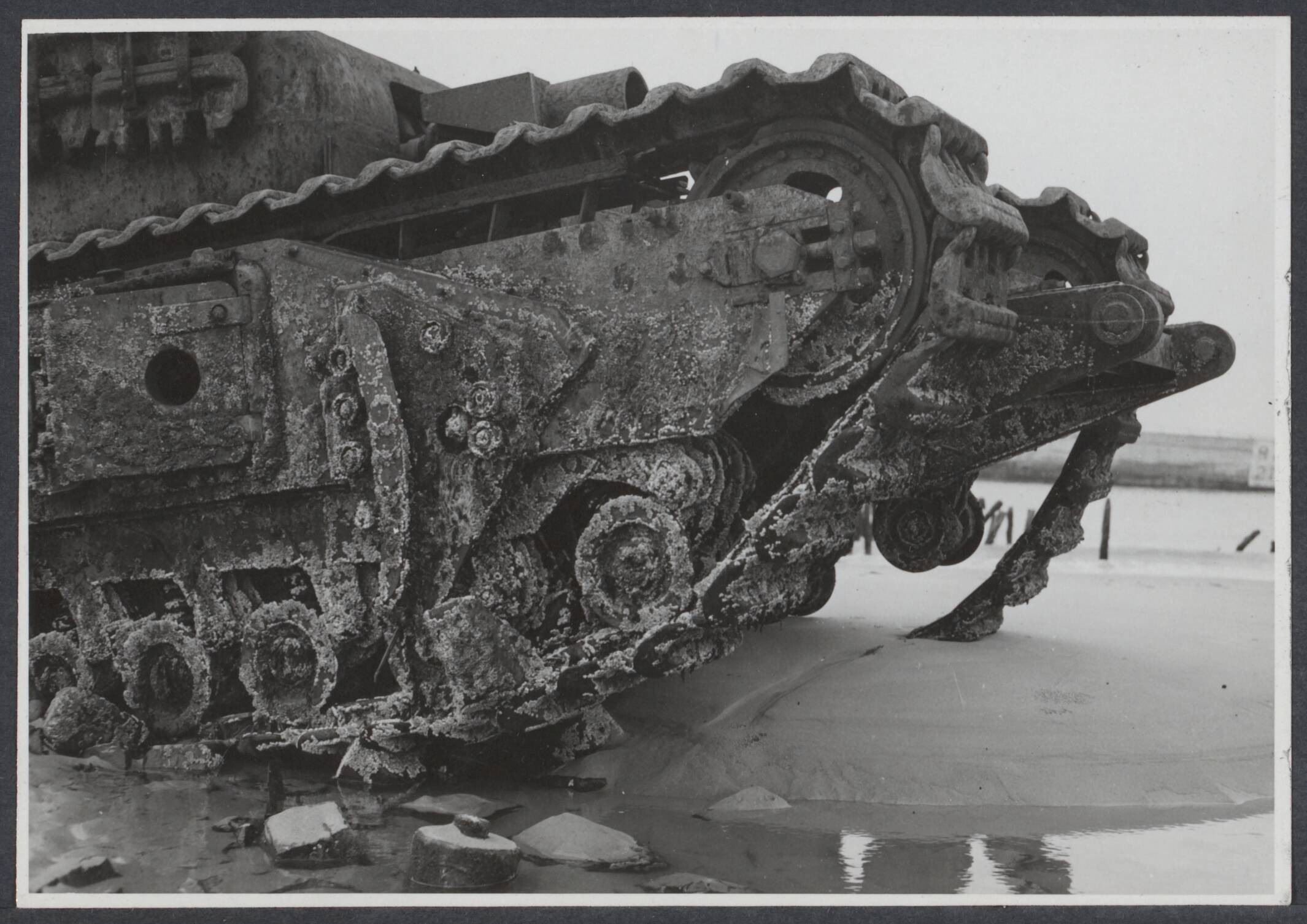 Westkapelle. Raid op de wijk van - 1944 — Westkapelle. Tank [wrak van een op het strand achtergebleven Britse tank] — Foto: Jong, J.J.M. de / Spaarnestad. Licentie: Set B: Rechtenvrij / Publiek Domein. Bron: Nationaal Archief. http://hdl.handle.net/10648/d3799967-edc6-f553-c88a-33eb6c6b9386