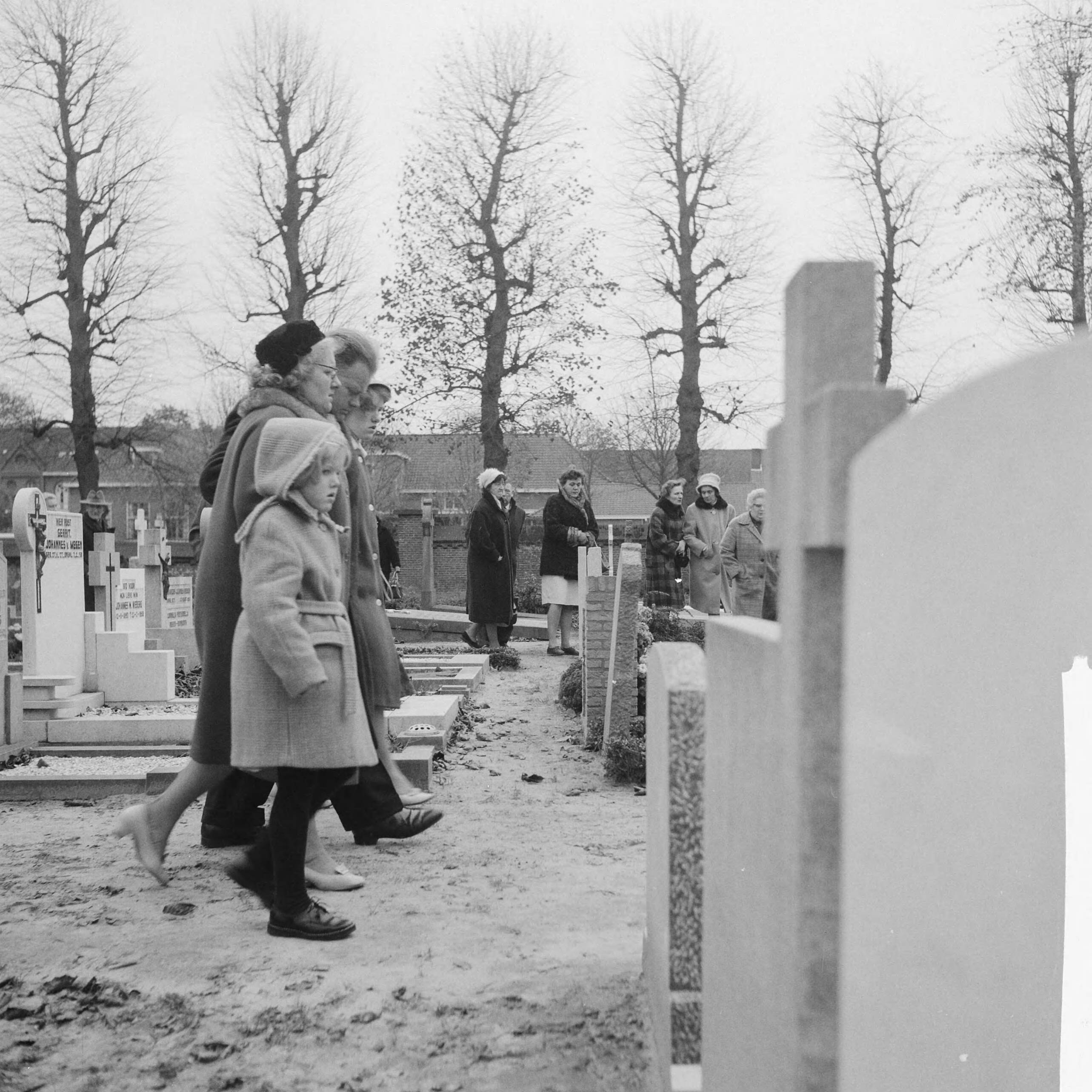 Fotocollectie Anefo — Begrafenis Theo Mastwijk in Soest — Foto: Pot, Harry / Anefo. Licentie: Set B: Rechtenvrij / Publiek Domein. Bron: Nationaal Archief. http://hdl.handle.net/10648/a9ec6506-d0b4-102d-bcf8-003048976d84
