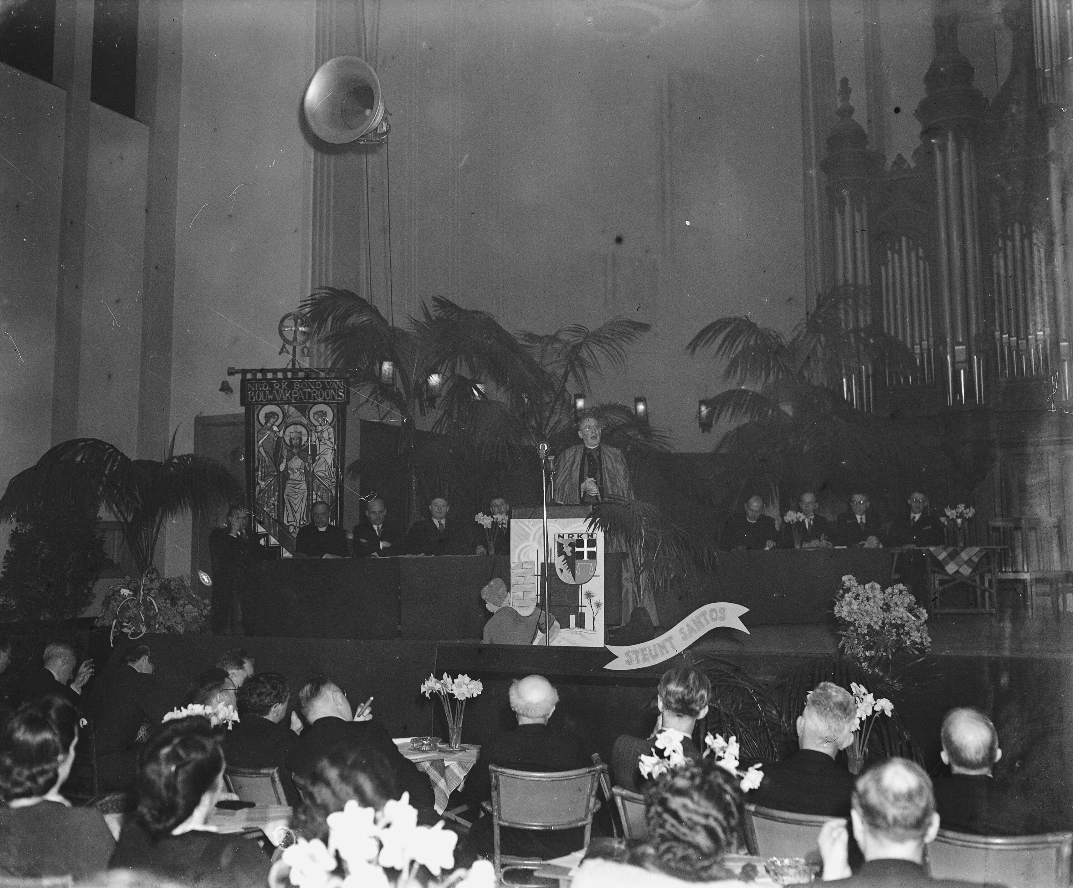 Fotocollectie Anefo — Bijeenkomst van de Katholieke Middenstandsbond te Haarlem t..g.v. 40-jarig bestaan — Foto: Zeylemaker, Co / Anefo. Licentie: Set B: Rechtenvrij / Publiek Domein. Bron: Nationaal Archief. http://hdl.handle.net/10648/a8a76362-d0b4-102d-bcf8-003048976d84