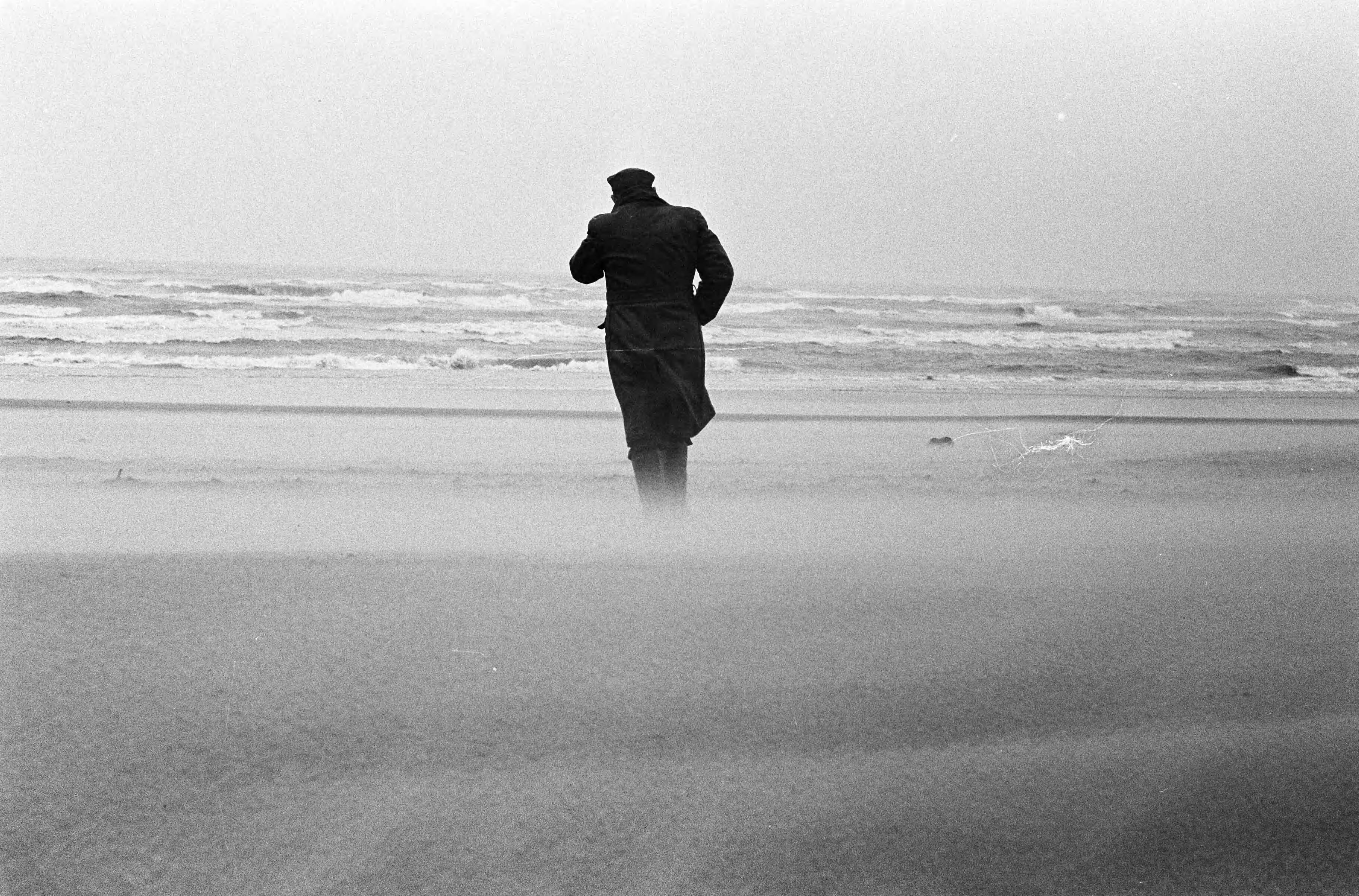 Fotocollectie Anefo — Windkracht 9. Op Zandvoortse strand verschenen de strandjutters — Foto: Pot, Harry / Anefo. Licentie: Set B: Rechtenvrij / Publiek Domein. Bron: Nationaal Archief. http://hdl.handle.net/10648/aa4e6634-d0b4-102d-bcf8-003048976d84