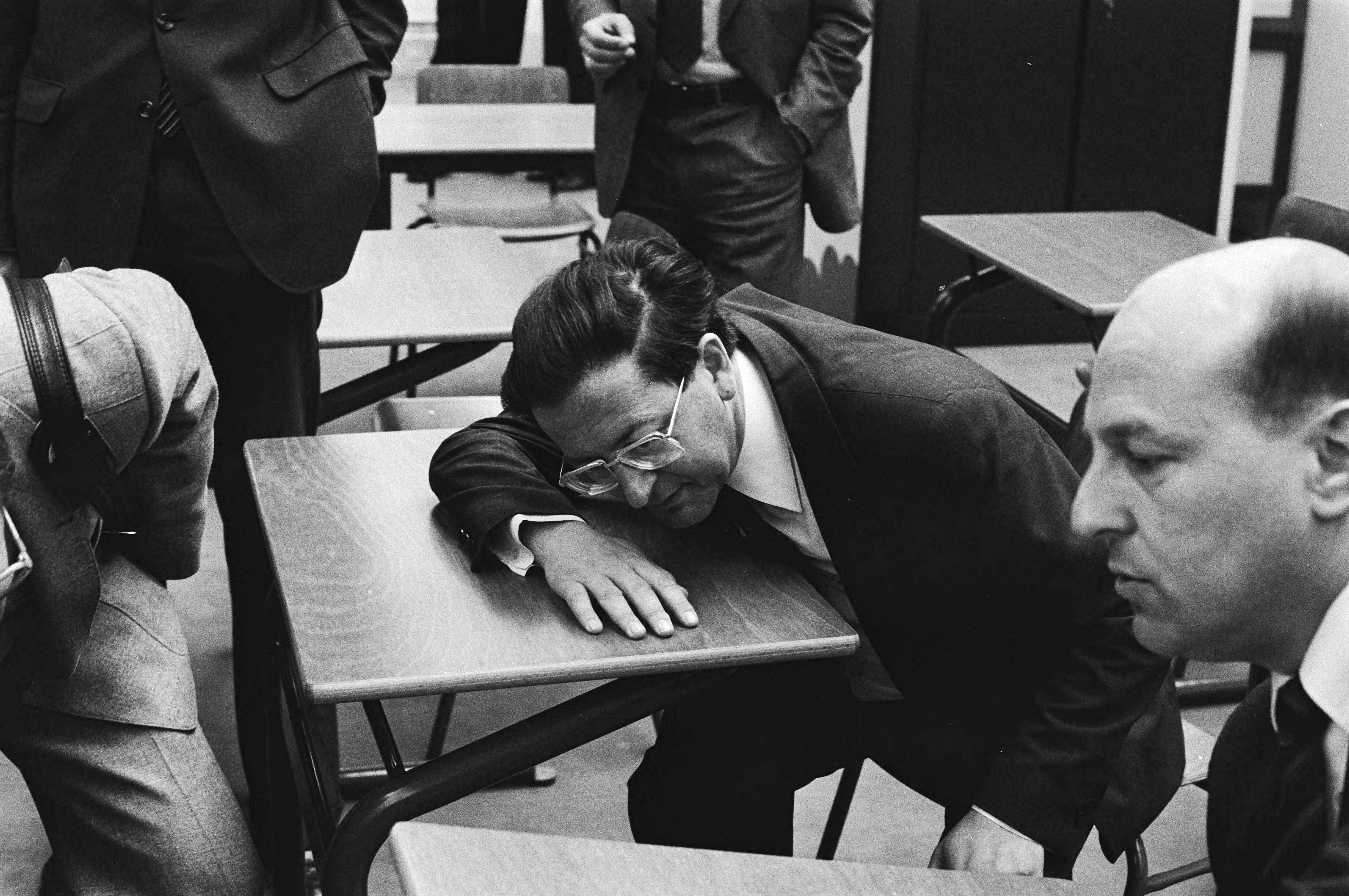 Fotocollectie Anefo — Minister Pais opende in Utrechtse Jaarbeurs de Nationale Onderwijs tent. 1981, tot 15 april, Minister Pais bekijkt schoolbankje — Foto: Bogaerts, Rob / Anefo. Licentie: Set B: Rechtenvrij / Publiek Domein. Bron: Nationaal Archief. http://hdl.handle.net/10648/acf911c2-d0b4-102d-bcf8-003048976d84