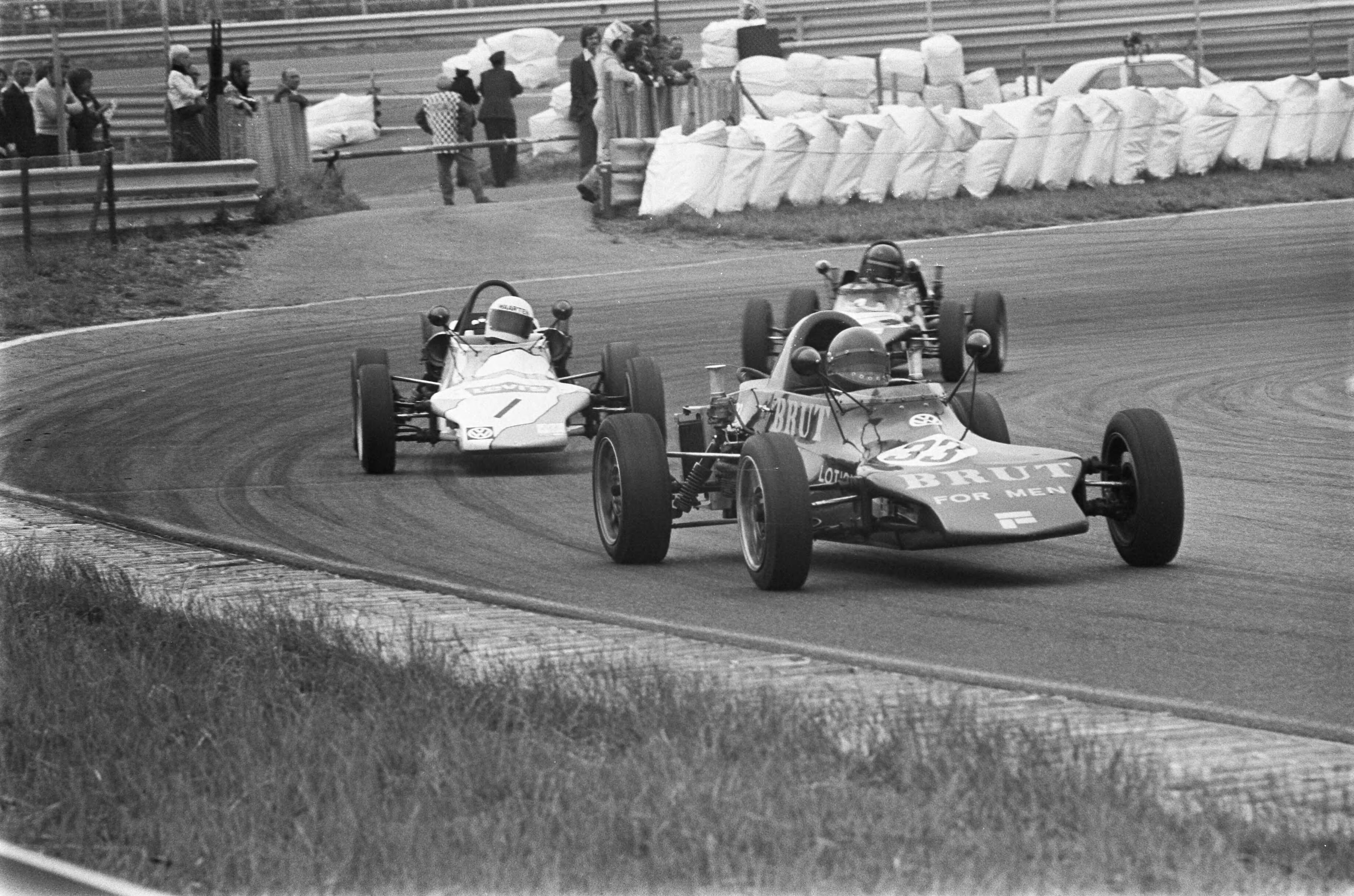 Grote Prijs van Zandvoort in 1975 — Formule Vee racewagens; Leo Steenbergen (33) als eerste, vlak achter Maarten van Ginniken (1) — Foto: Croes, Rob C. / Anefo. Licentie: Set B: Rechtenvrij / Publiek Domein. Bron: Nationaal Archief. http://hdl.handle.net/10648/ac6df236-d0b4-102d-bcf8-003048976d84