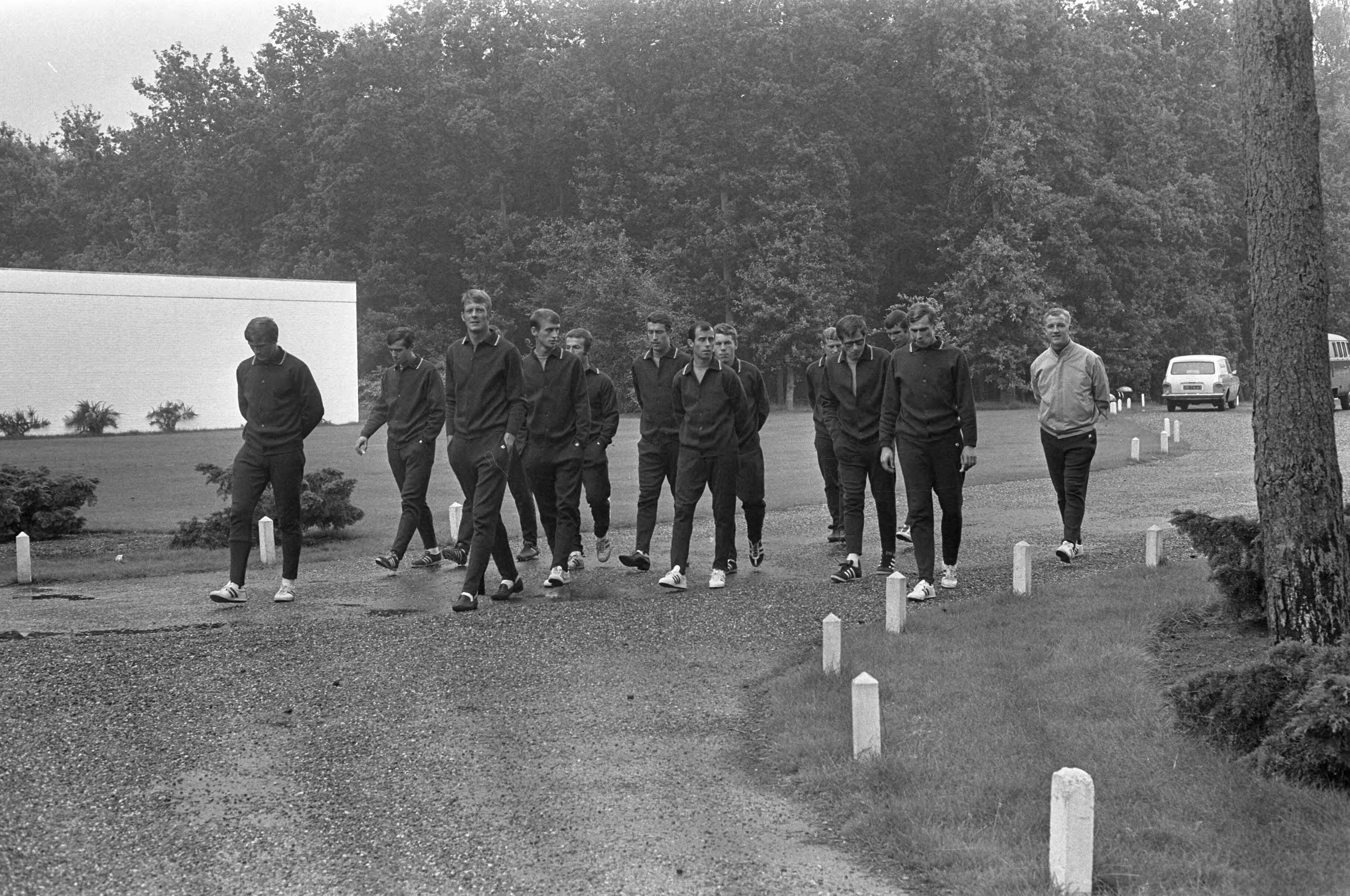 Training van het Nederlands elftal in Zeist — De trainingsgroep wandelt in het bos — Foto: Fotograaf Onbekend / Anefo. Licentie: Set B: Rechtenvrij / Publiek Domein. Bron: Nationaal Archief. http://hdl.handle.net/10648/ab4bc2c0-d0b4-102d-bcf8-003048976d84