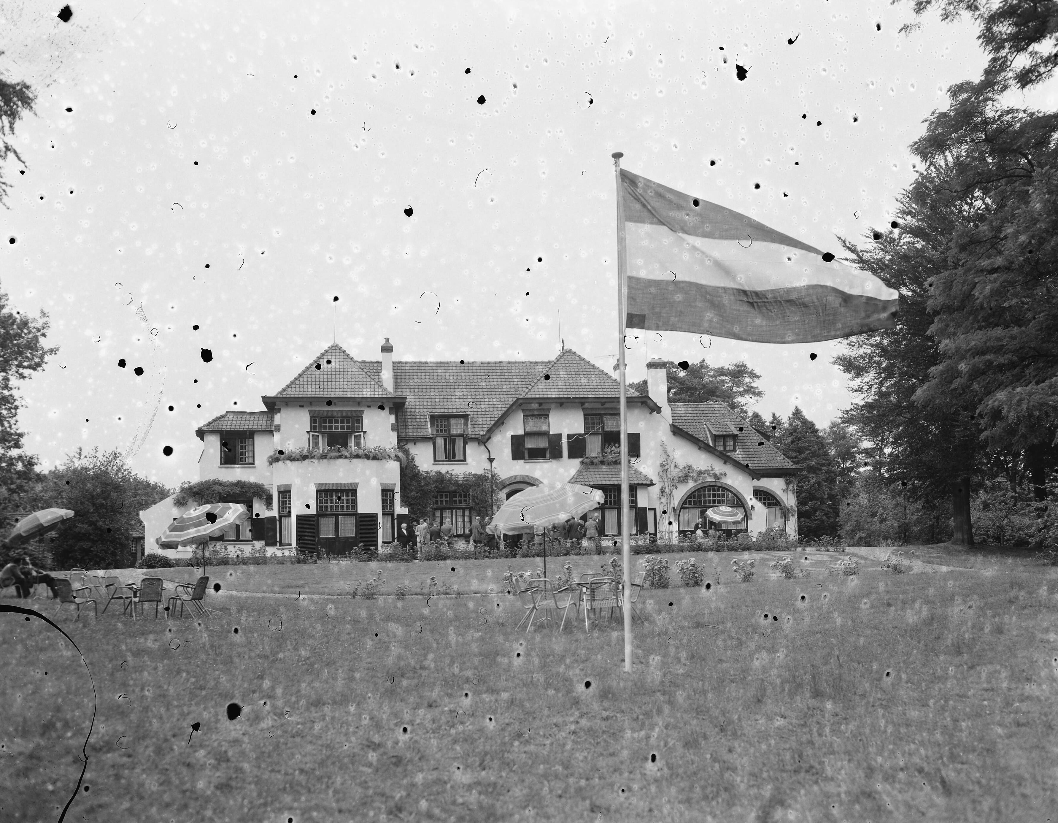Fotocollectie Anefo — Opening "Zonnehoef" te Blaricum, rusthuis voor Amsterdamse gepensioneerden — Foto: Noske, J.D. / Anefo. Licentie: Set B: Rechtenvrij / Publiek Domein. Bron: Nationaal Archief. http://hdl.handle.net/10648/a93892ec-d0b4-102d-bcf8-003048976d84