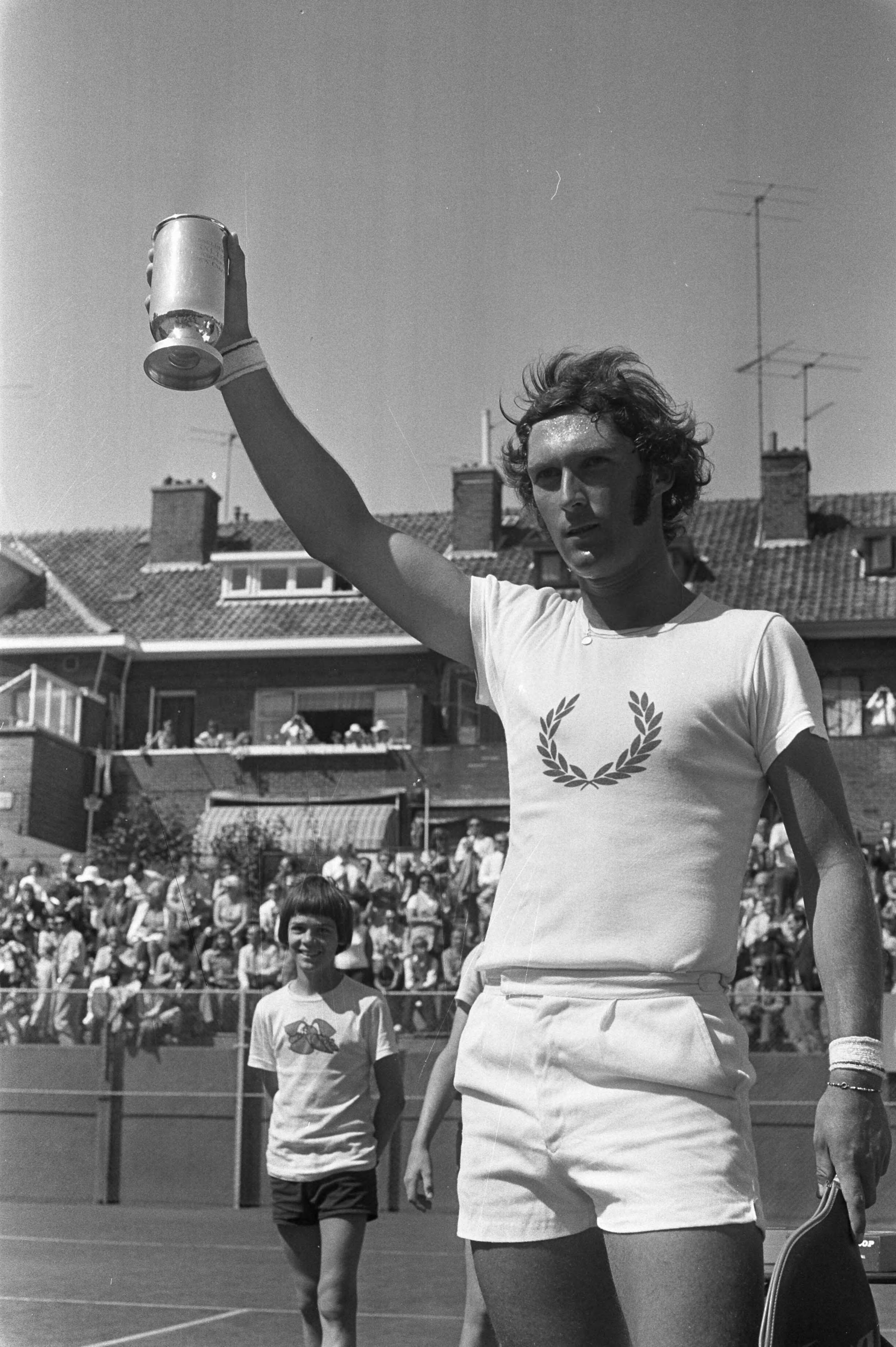 Fotocollectie Anefo — Nederlandse Tenniskampioenschappen te Scheveningen, Jan Hordijk met beker — Foto: Punt, W. / Anefo. Licentie: Set B: Rechtenvrij / Publiek Domein. Bron: Nationaal Archief. http://hdl.handle.net/10648/abf2e6c2-d0b4-102d-bcf8-003048976d84