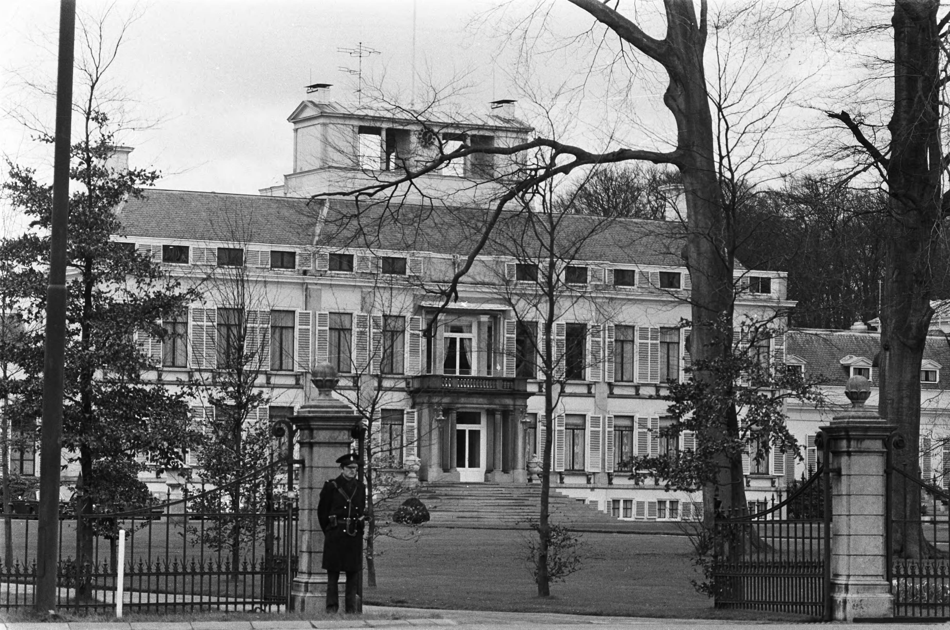Fotocollectie Anefo — Zuid Molukkers aangehouden die van plan waren koningin Juliana op Soestdijk te gijzelen; bewaking bij Paleis Soestdijk — Foto: Verhoeff, Bert / Anefo. Licentie: Set B: Rechtenvrij / Publiek Domein. Bron: Nationaal Archief. http://hdl.handle.net/10648/ac656238-d0b4-102d-bcf8-003048976d84
