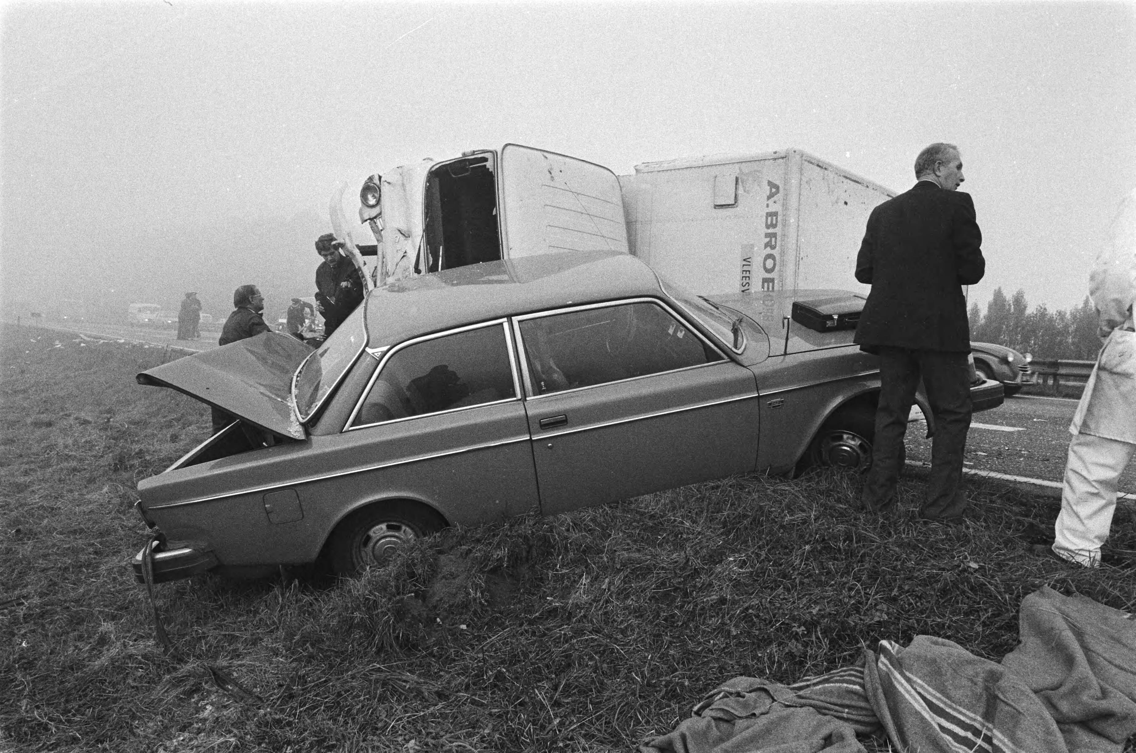 Aanrijding weg Amsterdam/Den Haag door mist — Vrachtauto op zijn kant na aanrijding met auto — Foto: Antonisse, Marcel / Anefo. Licentie: Set B: Rechtenvrij / Publiek Domein. Bron: Nationaal Archief. http://hdl.handle.net/10648/ace8cd26-d0b4-102d-bcf8-003048976d84