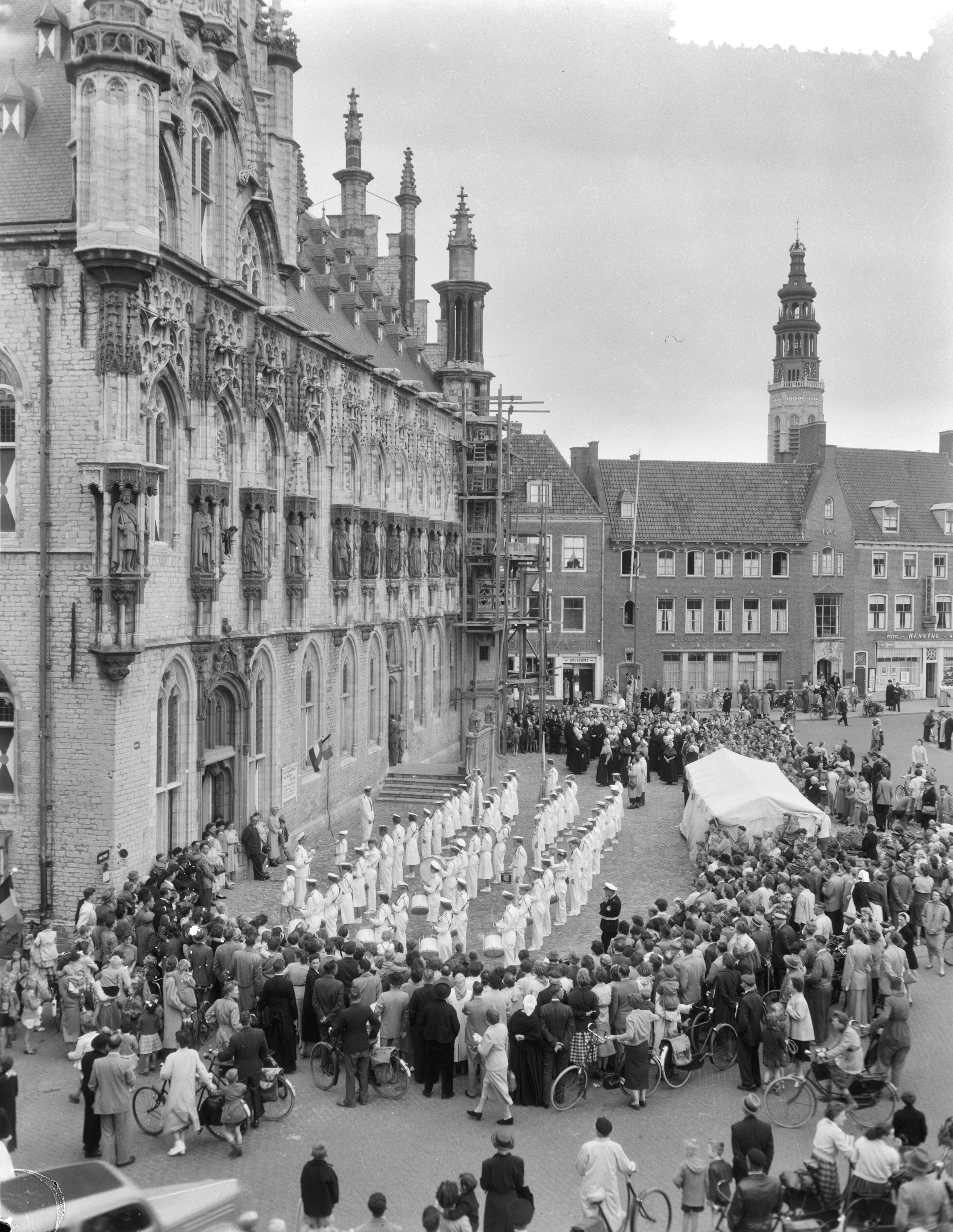 Fotocollectie Anefo — Middelburg, serenade voor stadhuis — Foto: Duinen, G.W. van / Anefo. Licentie: Set B: Rechtenvrij / Publiek Domein. Bron: Nationaal Archief. http://hdl.handle.net/10648/a923d1d6-d0b4-102d-bcf8-003048976d84