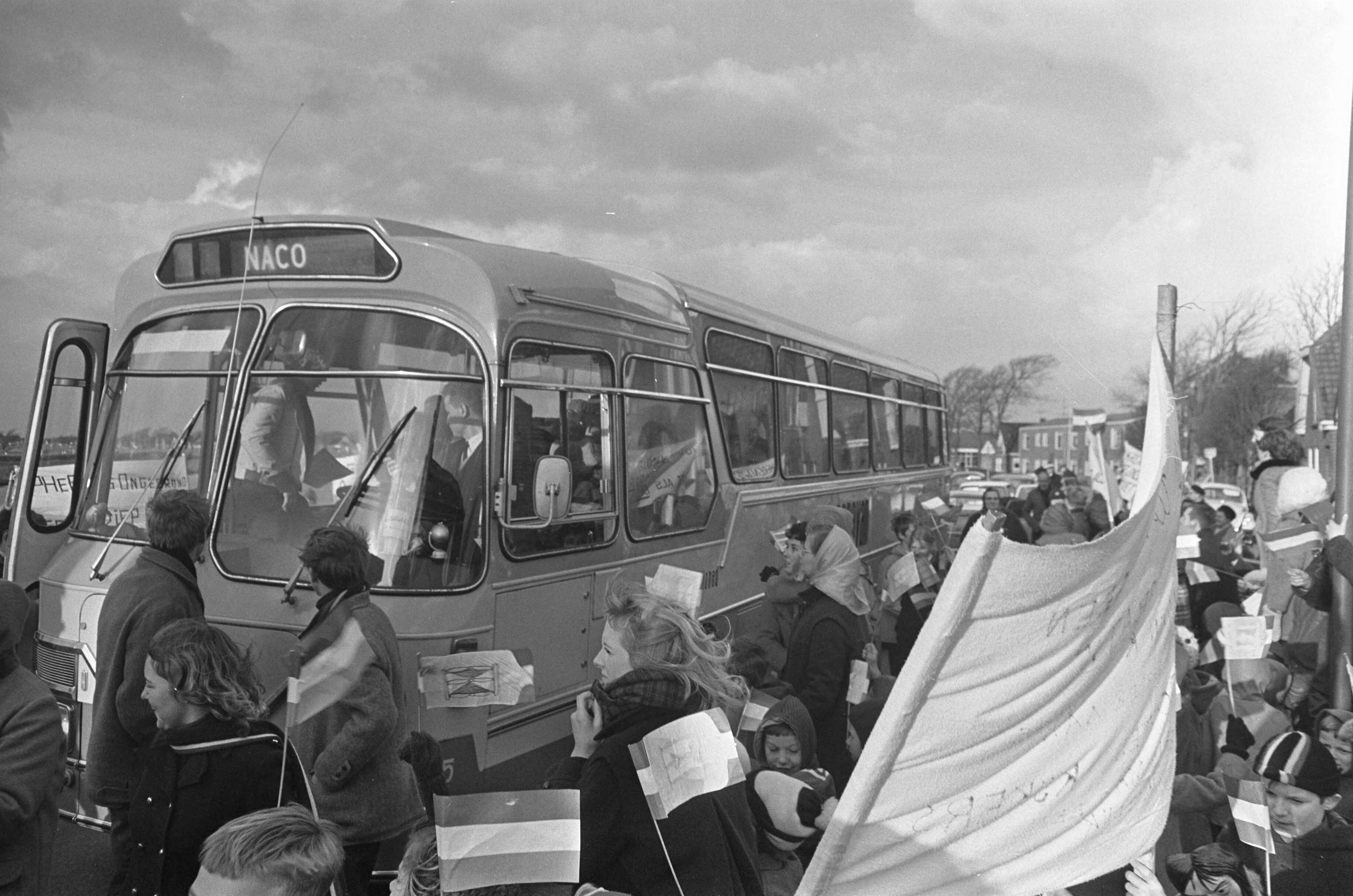 Fotocollectie Anefo — Demonstratie tegen annexatie van Koedijk en St. Pancras door Alkmaar mensen met bord — Foto: Nijs, Jac. de / Anefo. Licentie: Set B: Rechtenvrij / Publiek Domein. Bron: Nationaal Archief. http://hdl.handle.net/10648/ab5cdd12-d0b4-102d-bcf8-003048976d84