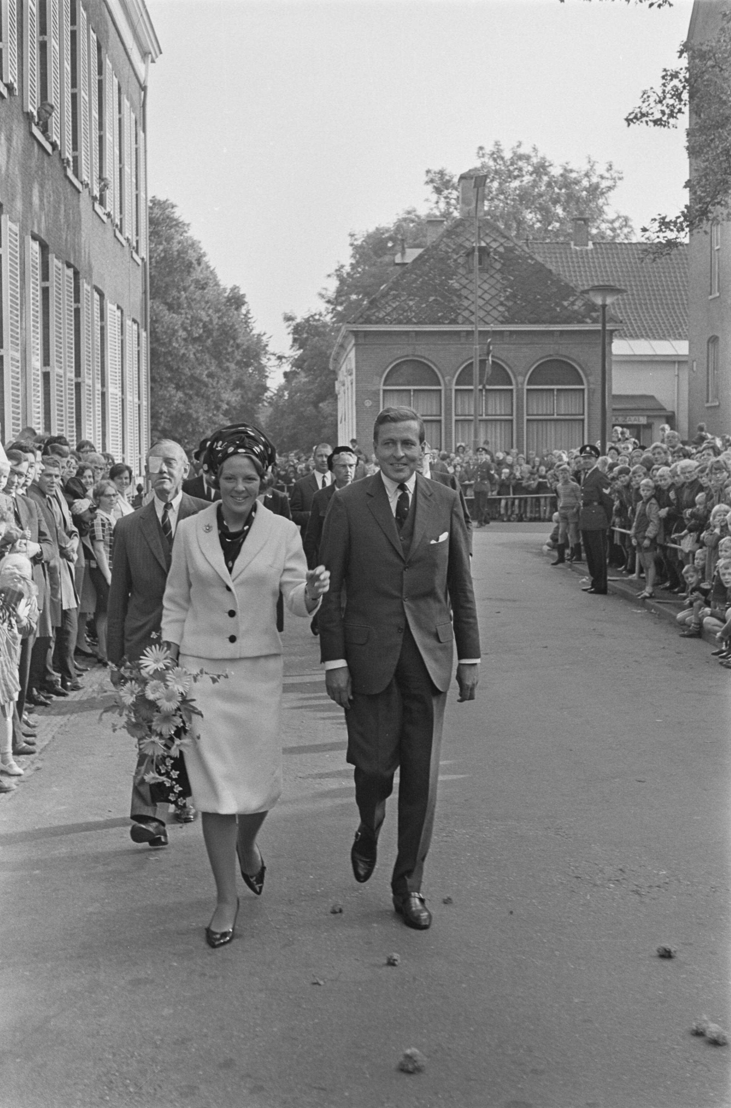Bezoek van prinses Beatrix en Claus von Amsberg aan de drie noordelijke provincies — Bezoek prinses Beatrix en haar verloofde Claus von Amsberg aan Assen — Foto: Kroon, Ron / Anefo. Licentie: Set B: Rechtenvrij / Publiek Domein. Bron: Nationaal Archief. http://hdl.handle.net/10648/aabf057e-d0b4-102d-bcf8-003048976d84