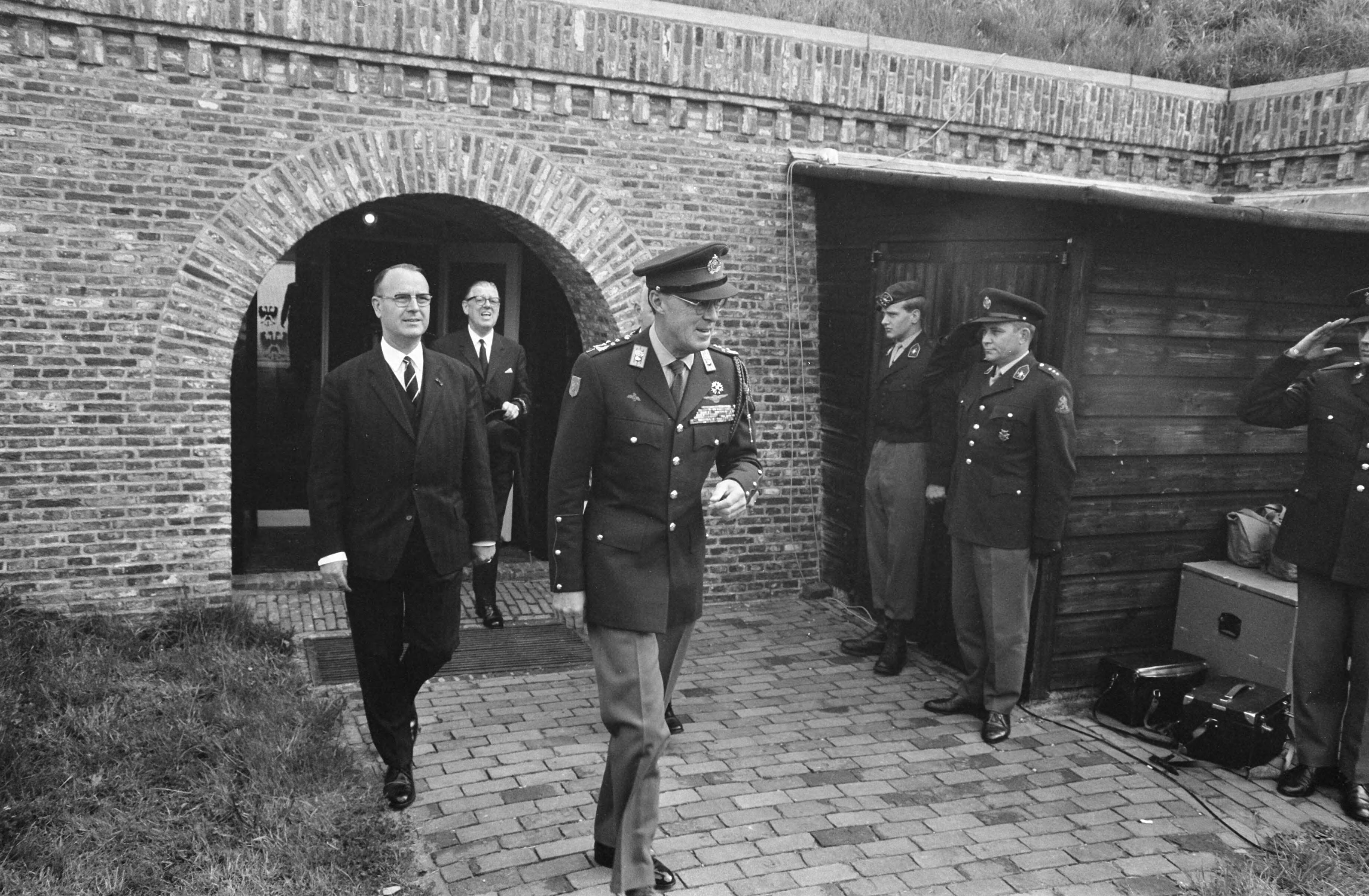 Fotocollectie Anefo — ZKH Prins Bernhard opent uitbreiding van het Vestingmuseum te Naarden Prins Bernhard steekt lontstok in een kanon — Foto: Evers, Joost / Anefo. Licentie: Set B: Rechtenvrij / Publiek Domein. Bron: Nationaal Archief. http://hdl.handle.net/10648/ab682f5a-d0b4-102d-bcf8-003048976d84